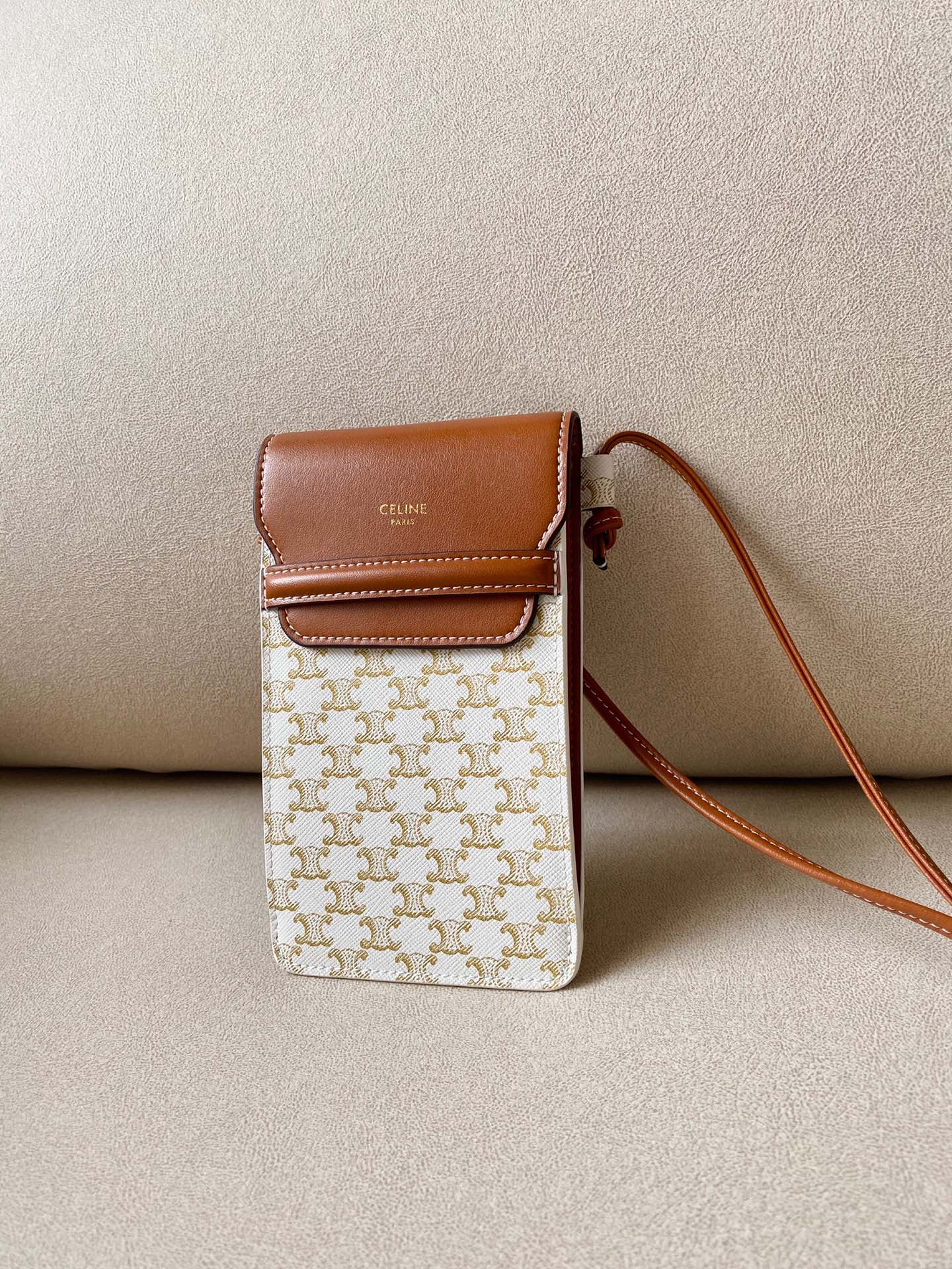 Celine 标志印花羊皮革翻盖手机包