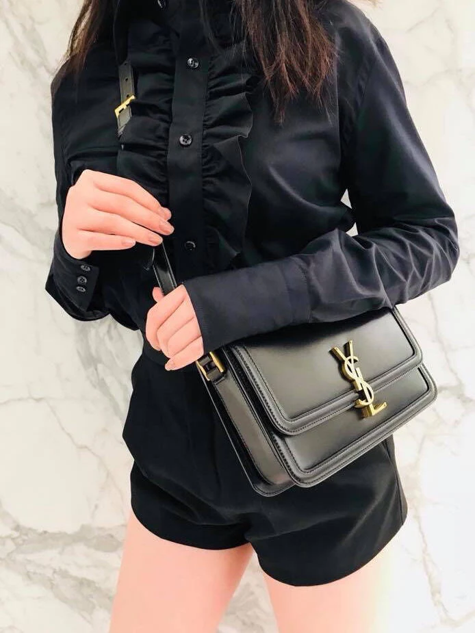 Сумка YSL Solferino Tofu Bag - Черная - 23 см - На фото: В образе.