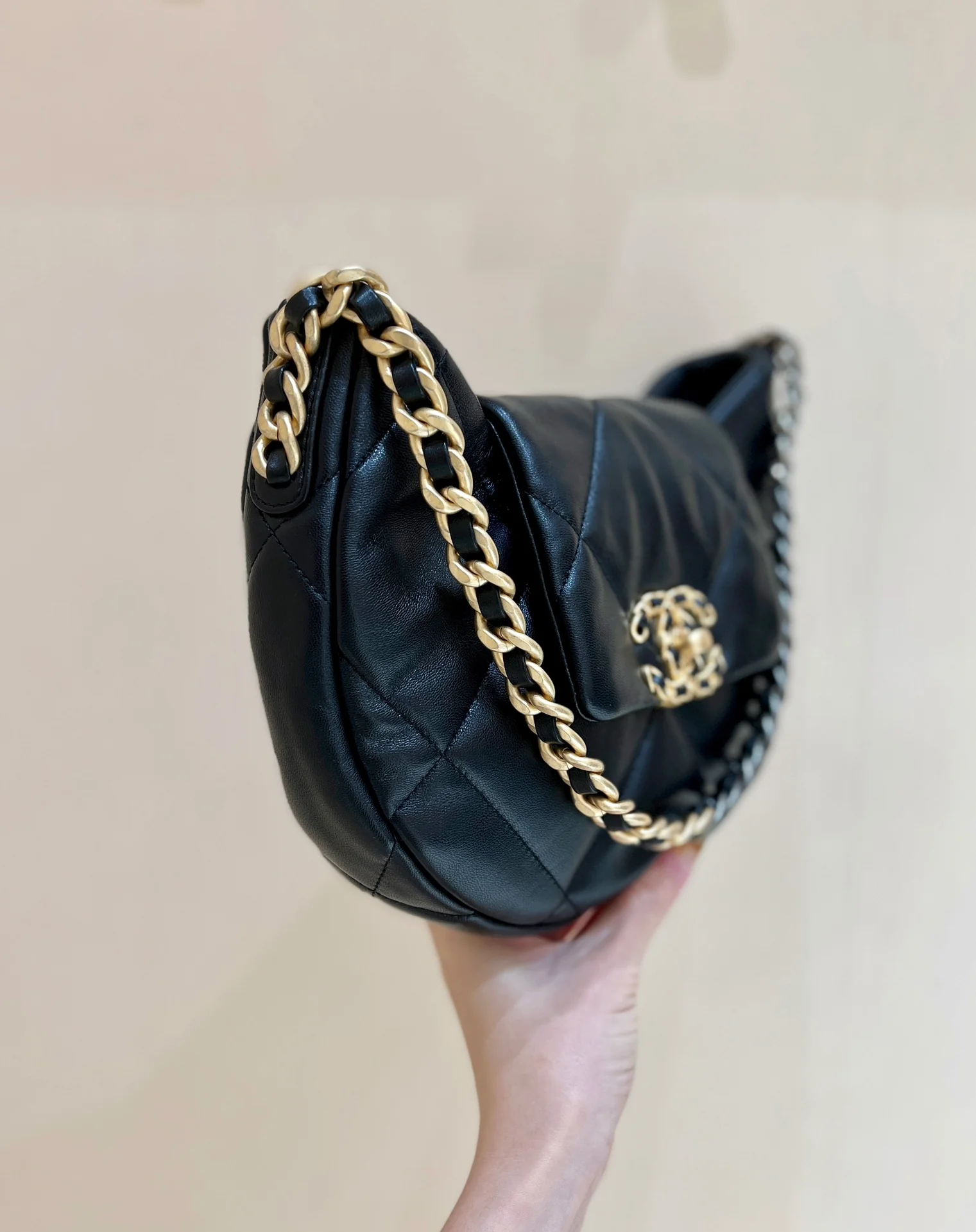Новая коллекция Chanel ?Ранняя весна? — 24c — 19bag — сумка-хобо под мышкой — черная.