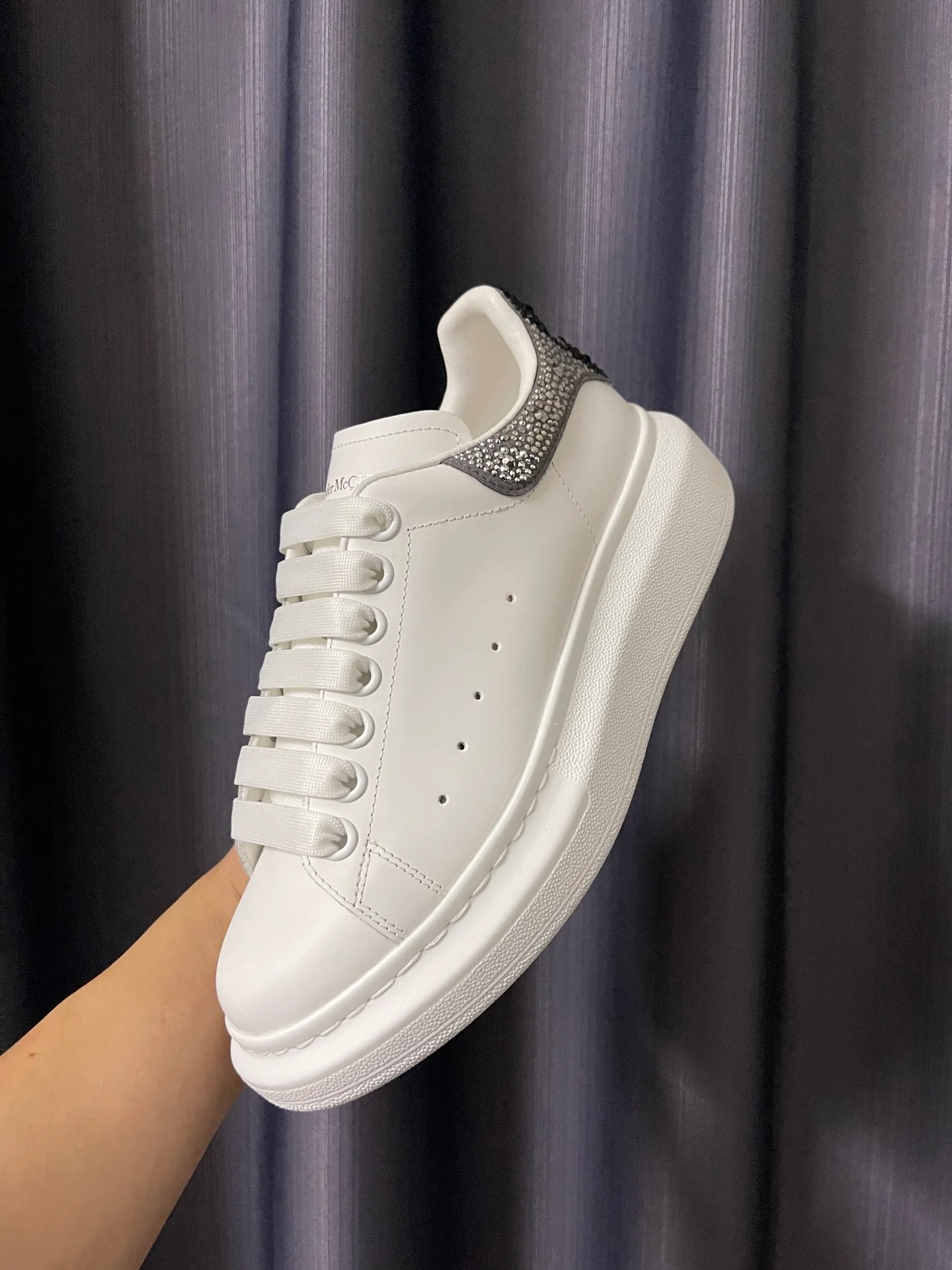 Классические белые кроссовки McQueen - унисекс - черные/серые/серебристые с каблуком, украшенным стразами