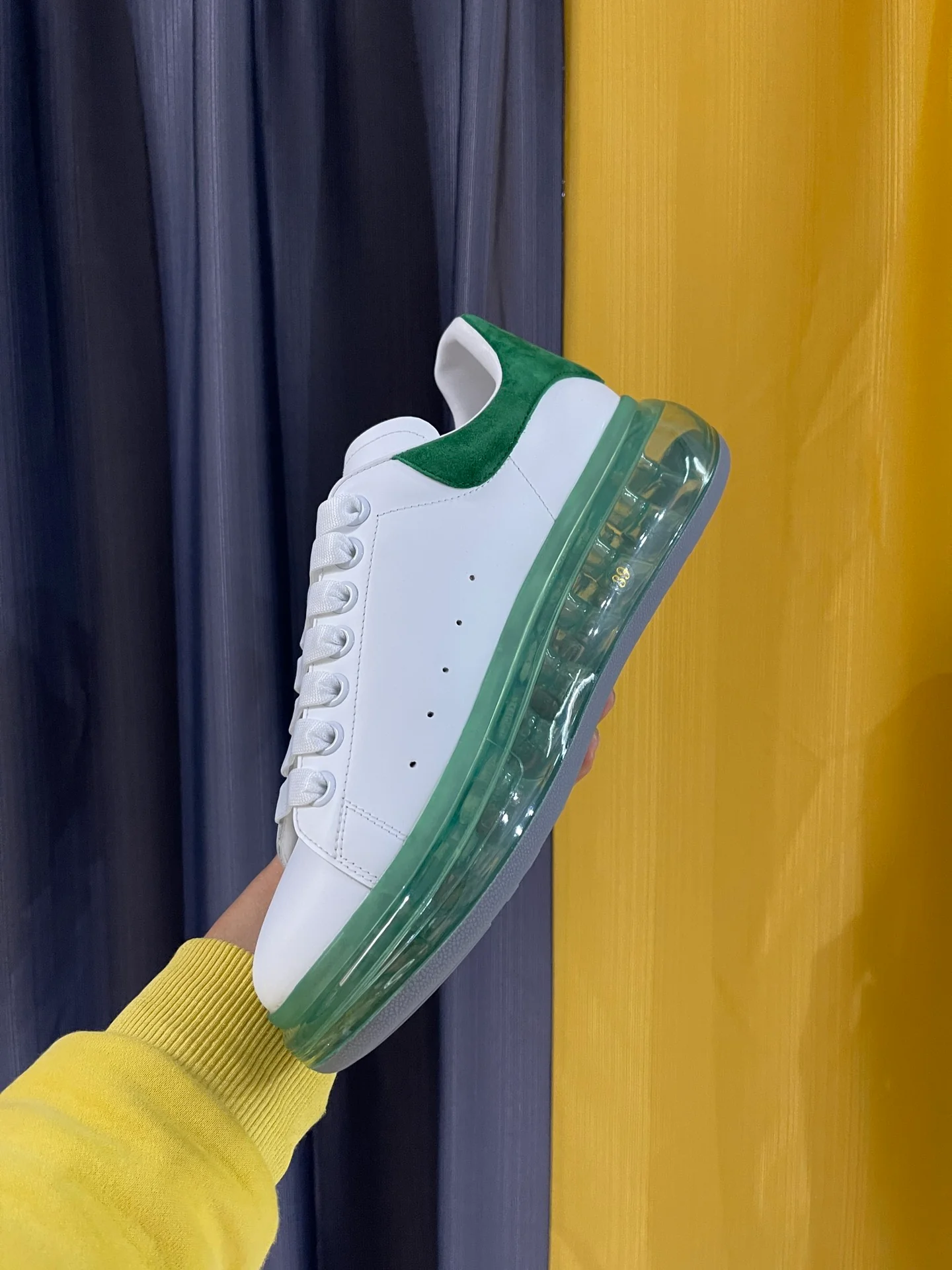 McQueen - Классические белые кроссовки - Зеленая задняя часть и зеленая подошва