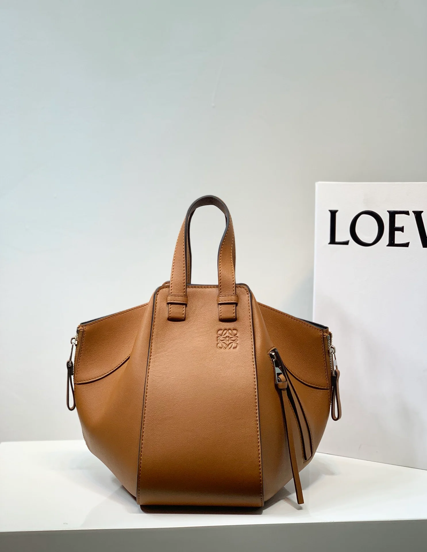 Гамак Loewe, маленький, 13,5x25x30 см, однотонный, карамельного цвета.