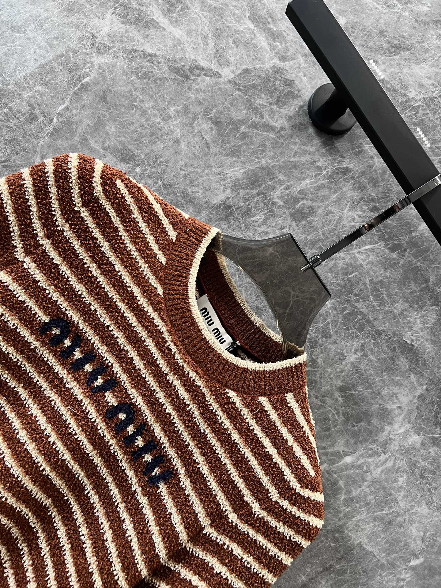 Miu Miu - 2404 - 24ss Весна/Лето Новый полосатый трикотажный топ с коротким рукавом