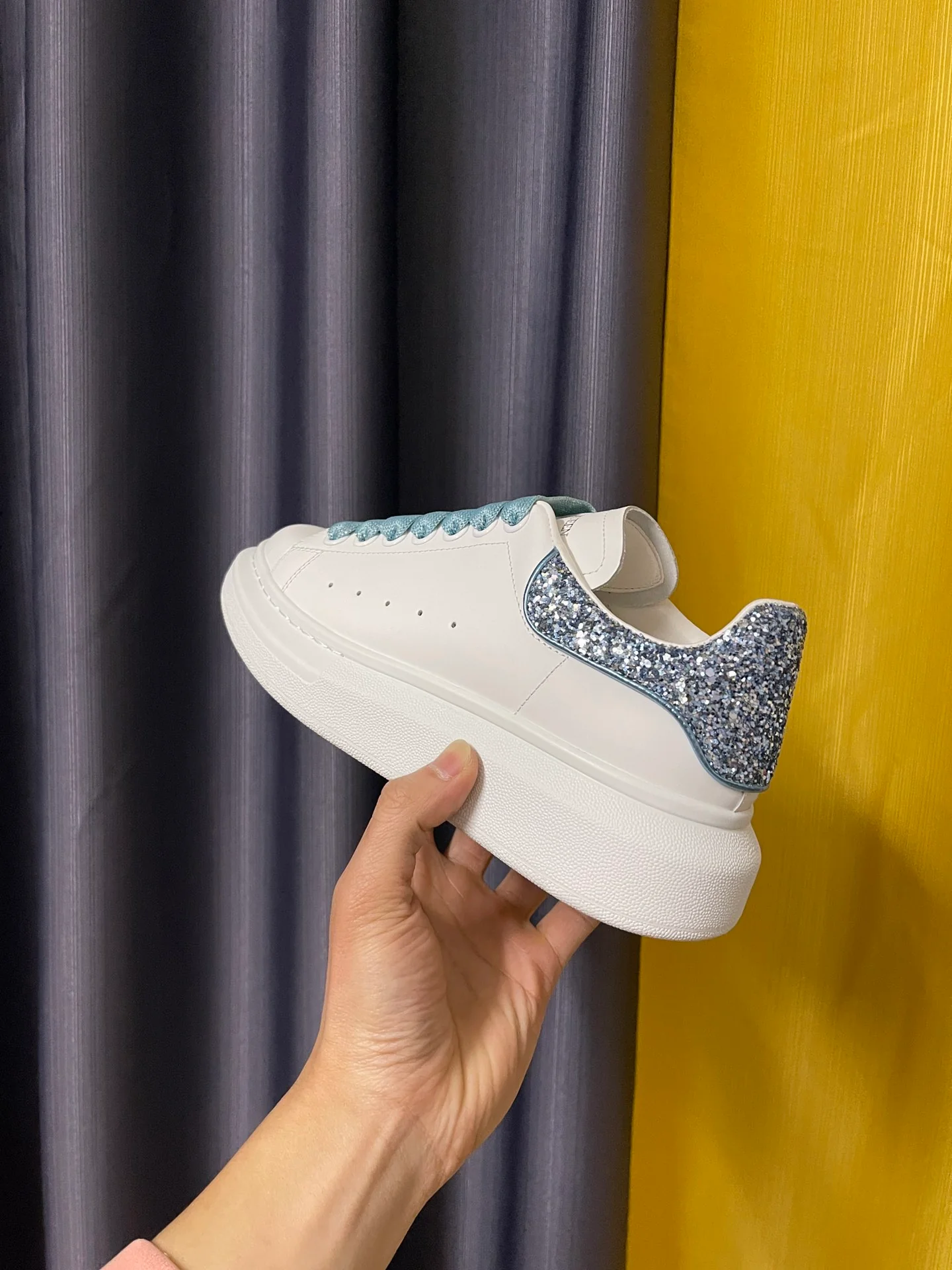 Классические белые кроссовки McQueen - унисекс - светло-голубая задняя часть