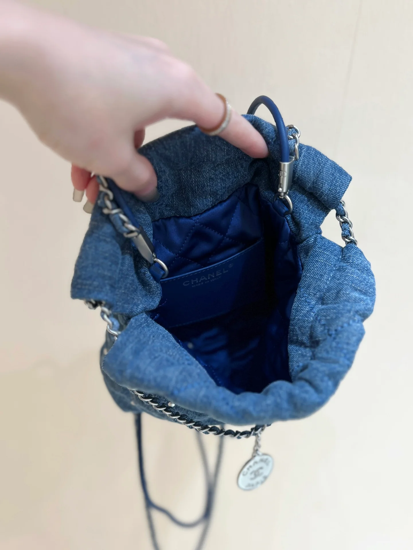 Мини-сумка Chanel 24s 22 серии с заклепками из джинсовой ткани