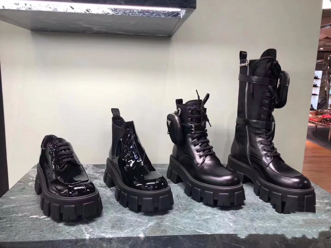 Новые поступления коллекции Prada осень/зима 2022 — ботинки на платформе.