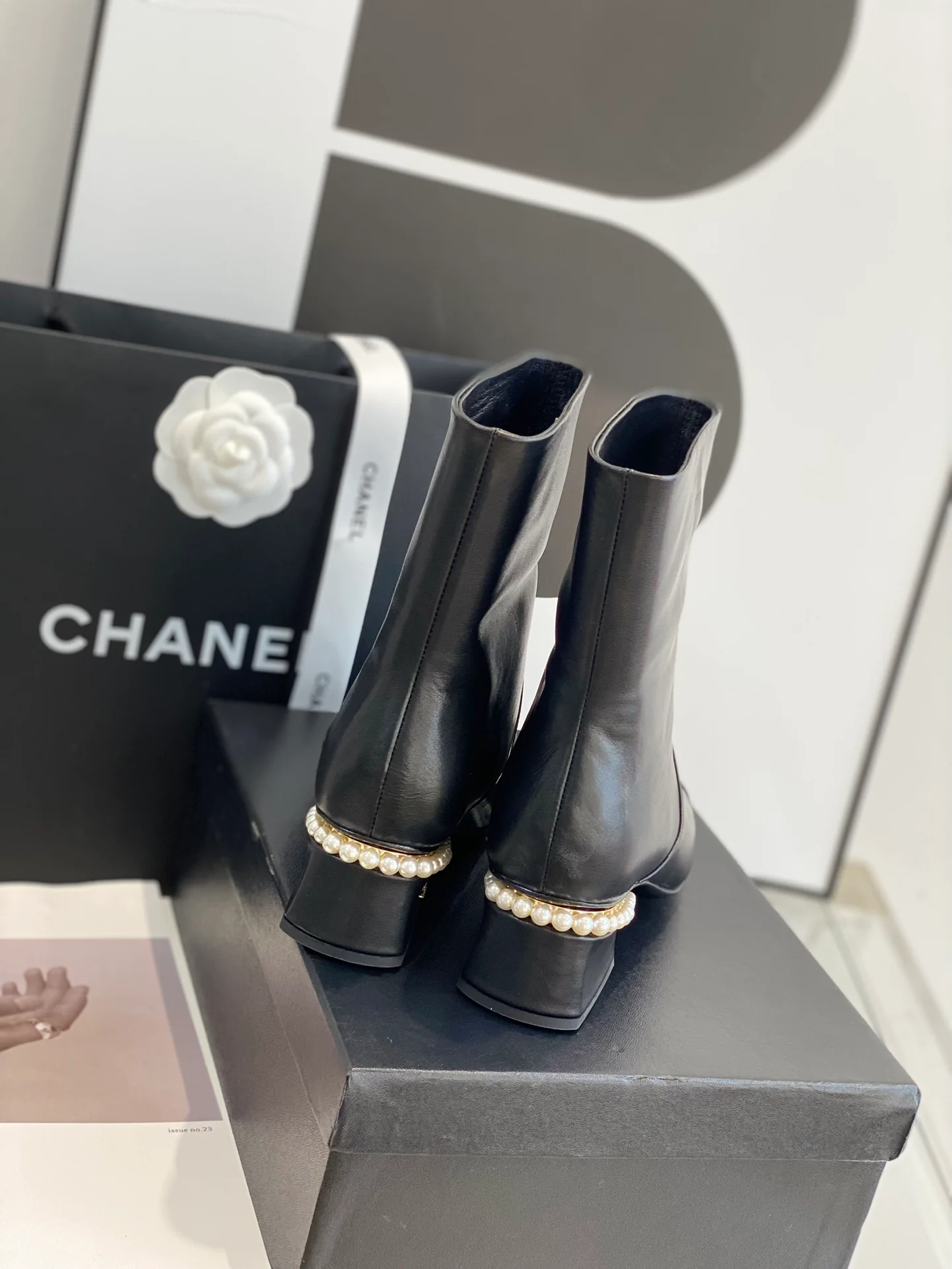 Chanel - Ботильоны на жемчужном каблуке