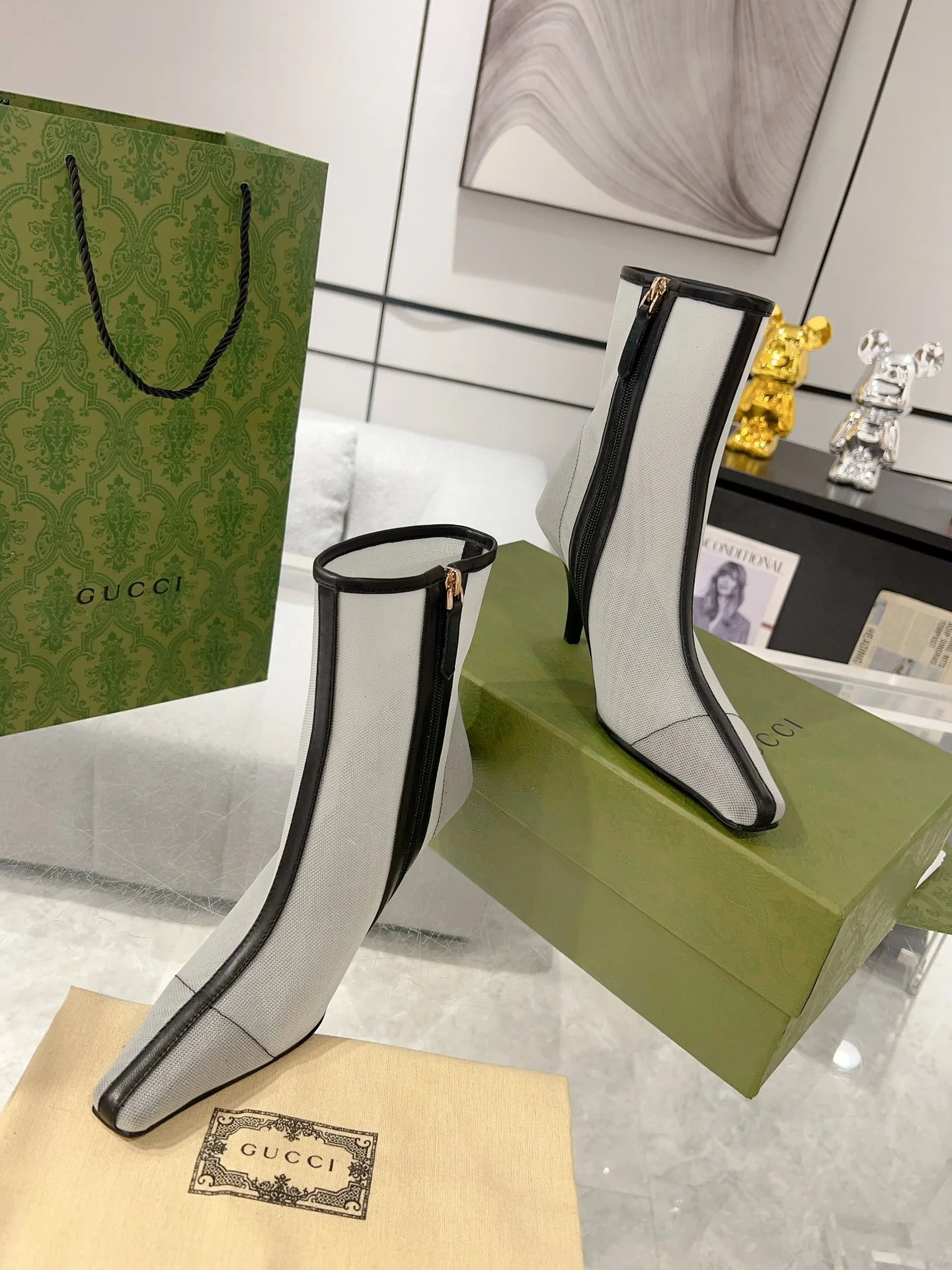 Gucci - Ботильоны на шпильке с сетчатыми вставками и стразами - Белые