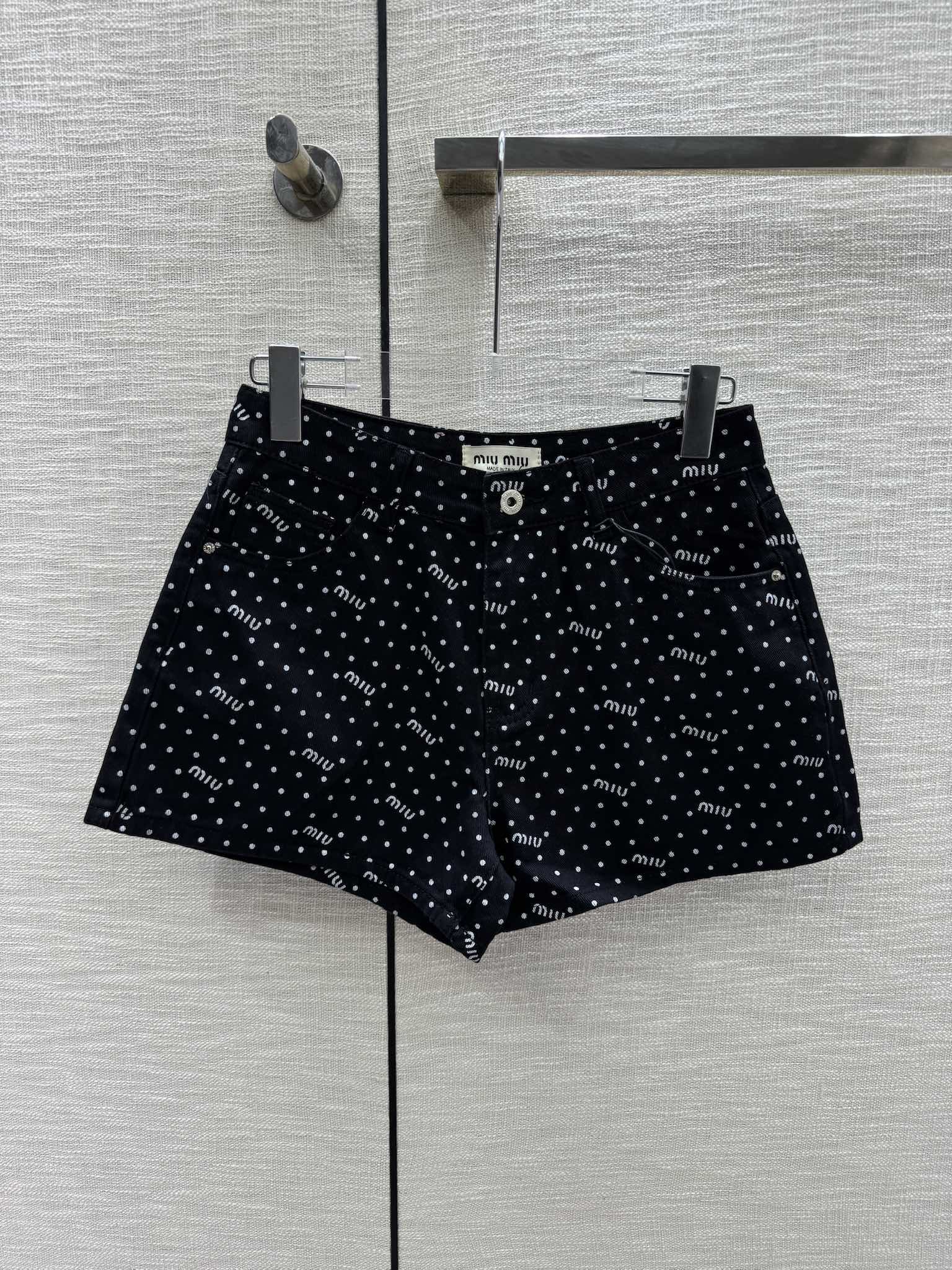 Miu Miu - 2404 - Джинсовые шорты в горошек с логотипом и буквами - Черные