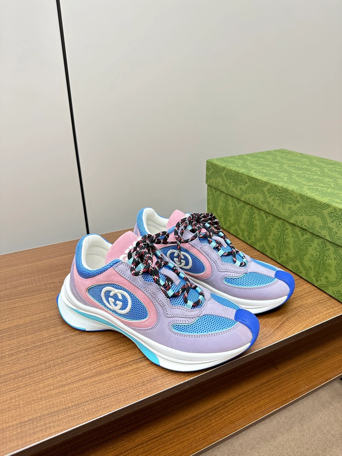 Новинка осенне-зимней коллекции Gucci 2023 — Однотонные вязаные кроссовки — Унисекс — Сине-розовые