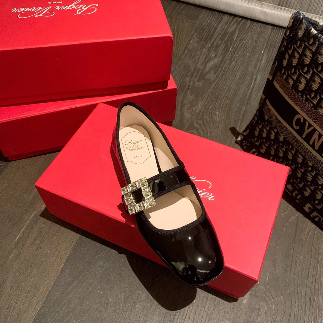 Лакированные балетки с пряжками, украшенными стразами — черные.