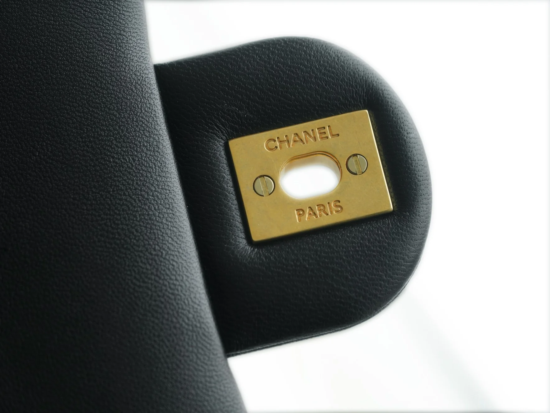 Пряжка Chanel 23 в стиле ?Камелия? — черная.