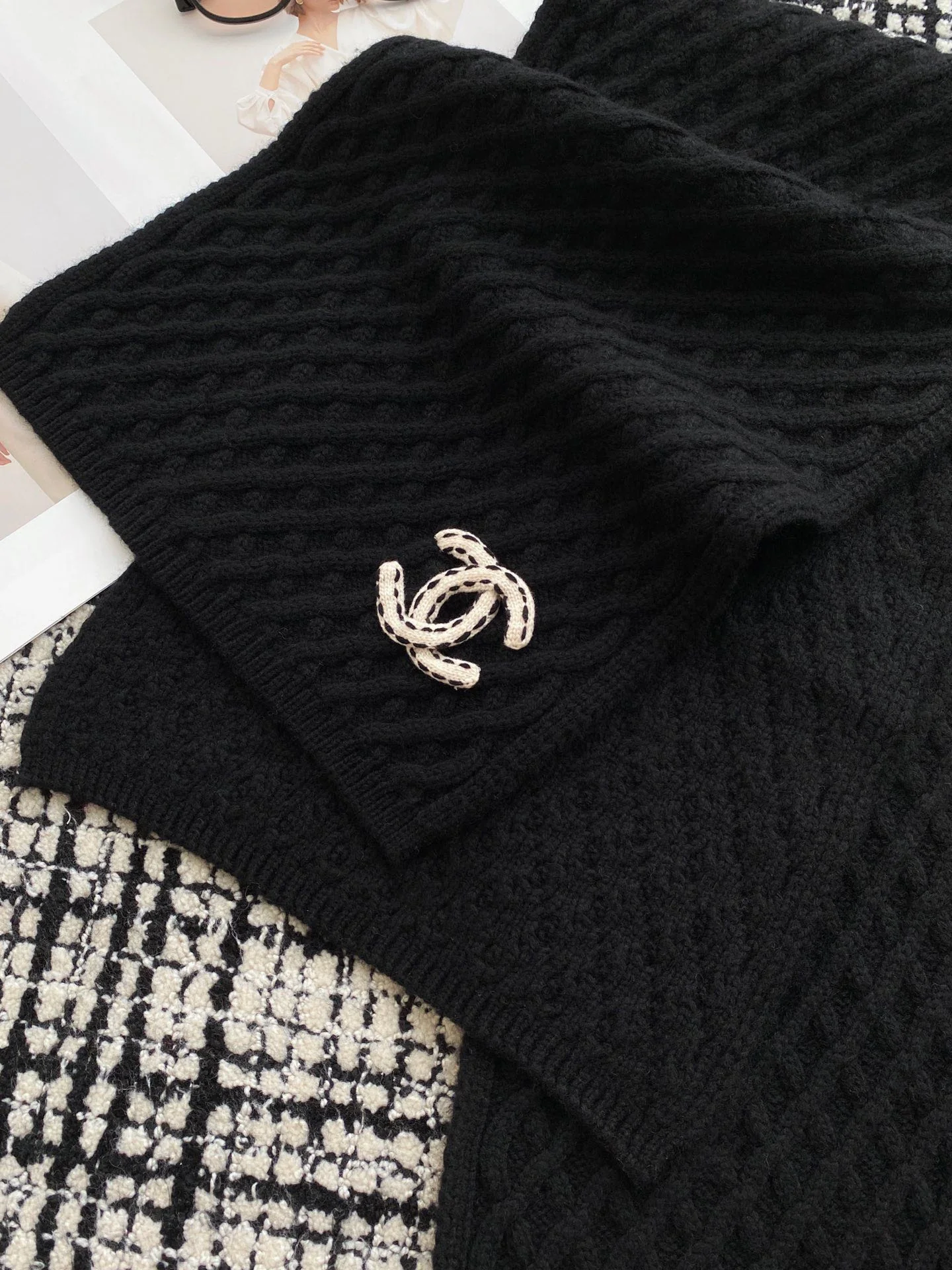 Вязаный шерстяной шарф Chanel 2024 — черный