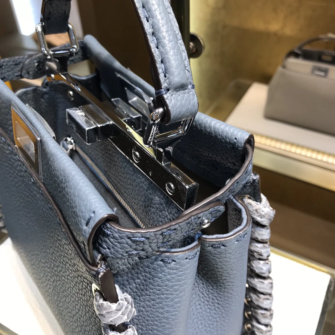 Миниатюрная сумка Fendi Peekaboo из синей кожи