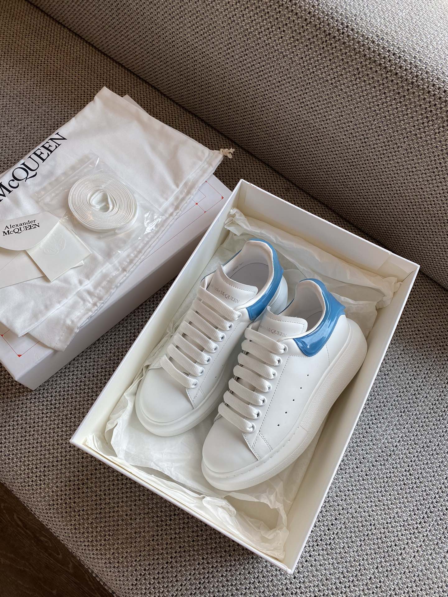 Классические белые кроссовки McQueen - на каблуке-резинке - синие