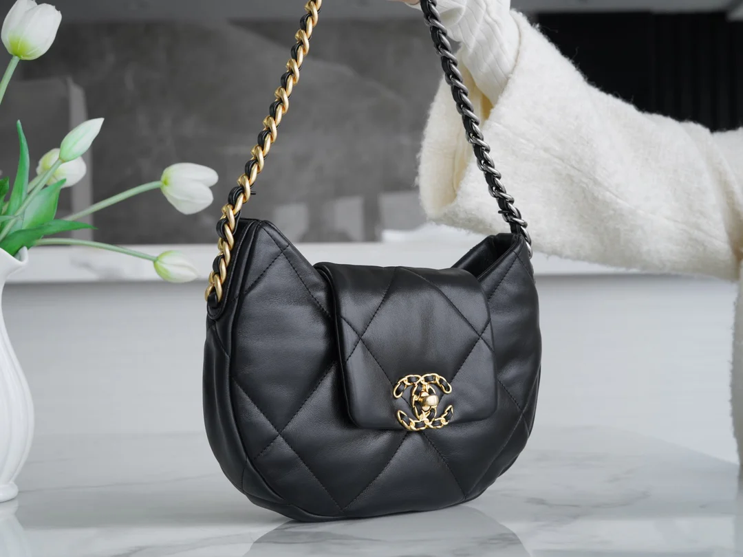 Новая коллекция Chanel ?Ранняя весна? — 24c — 19bag — сумка-хобо под мышкой — черная.