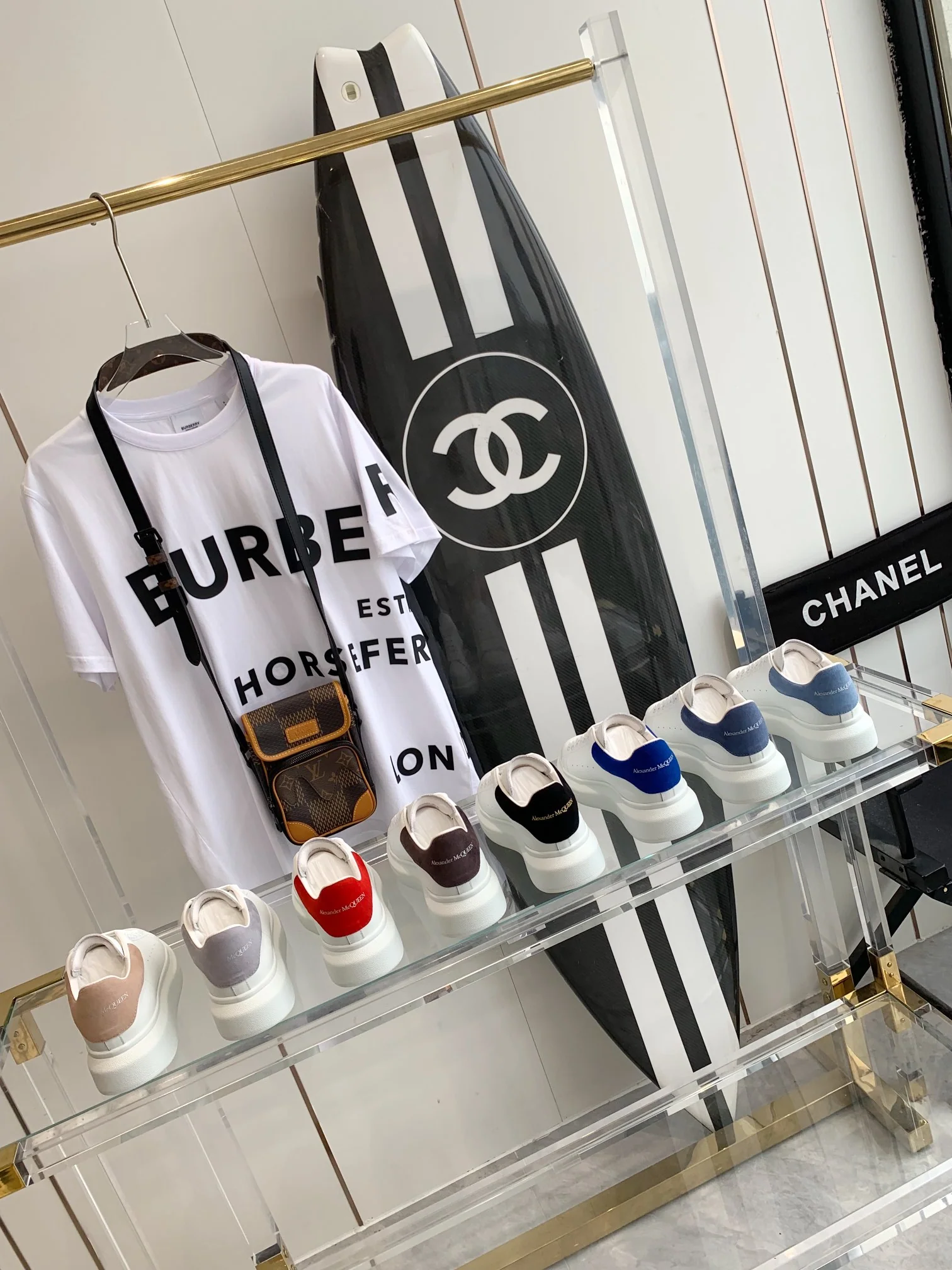 Коллекция классических белых кроссовок McQueen