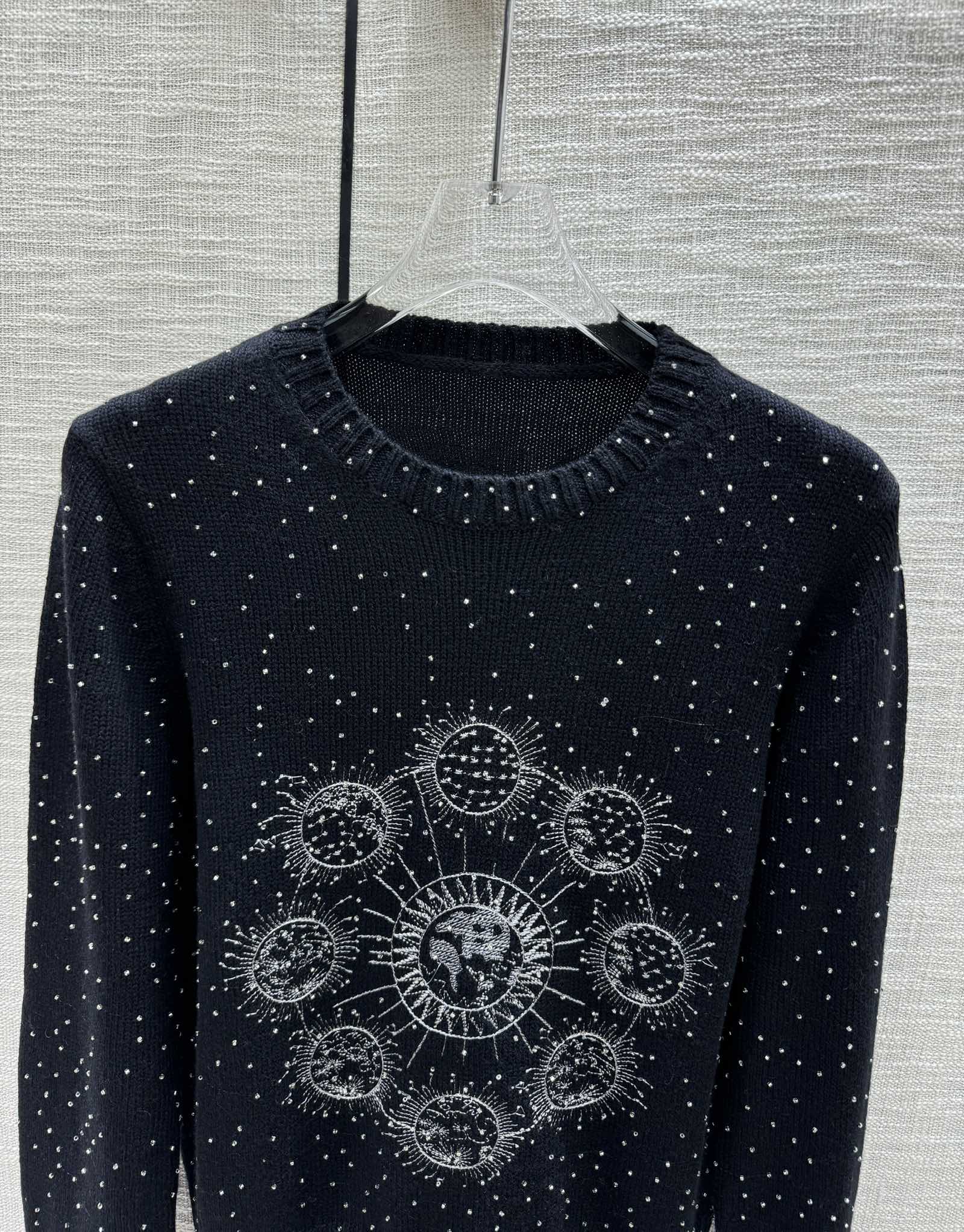 Dior - Коллекция ?Ранняя весна? 2403-24: Вязаный свитер с длинными рукавами и узором ?Звездное небо?.