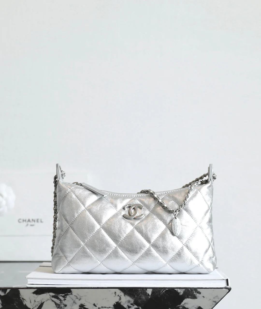 Сумка-пельмень Chanel с серебряной цепочкой для монет