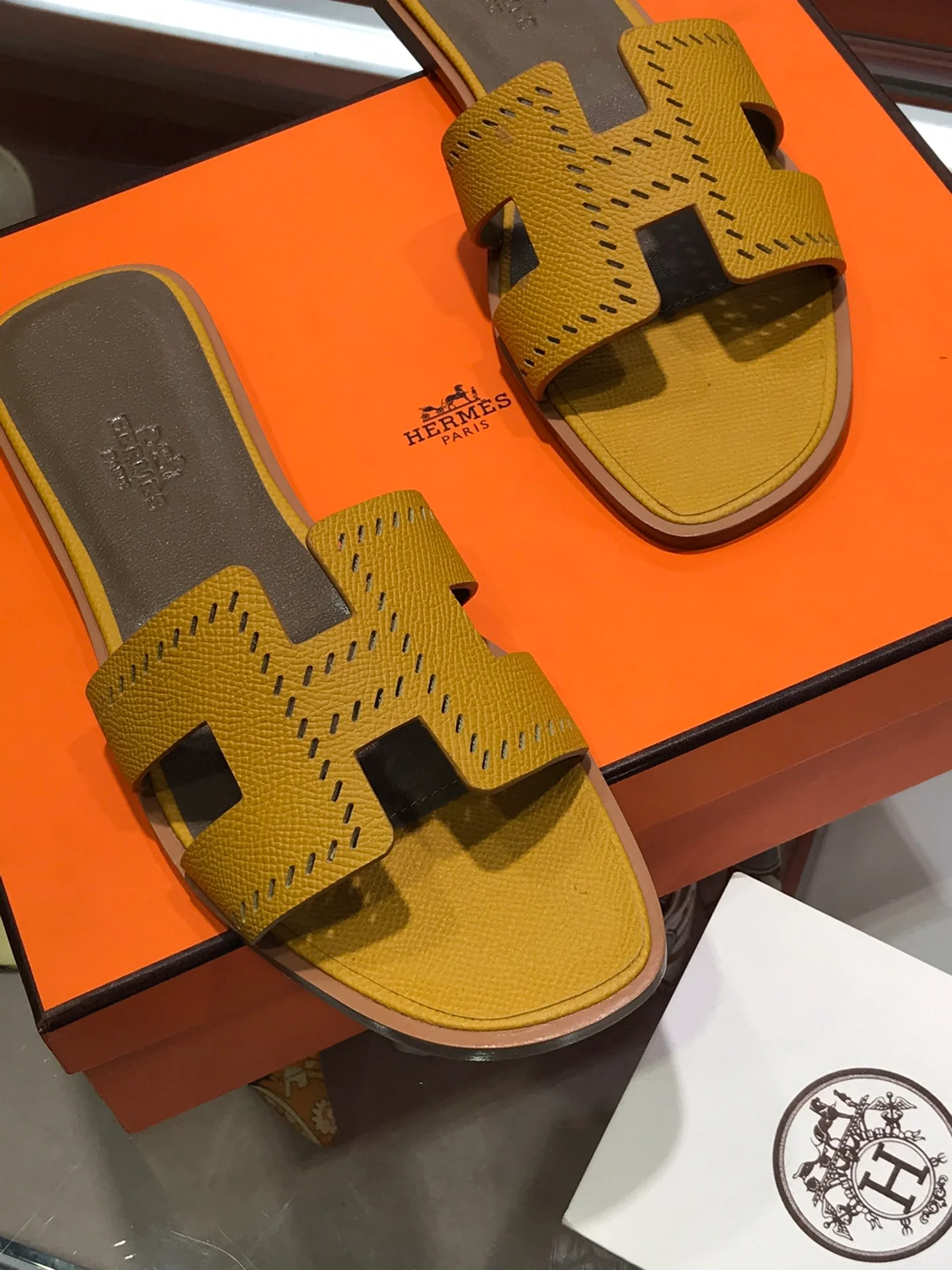 Новинка весны 2022 года от Hermes - плоские тапочки H - 4