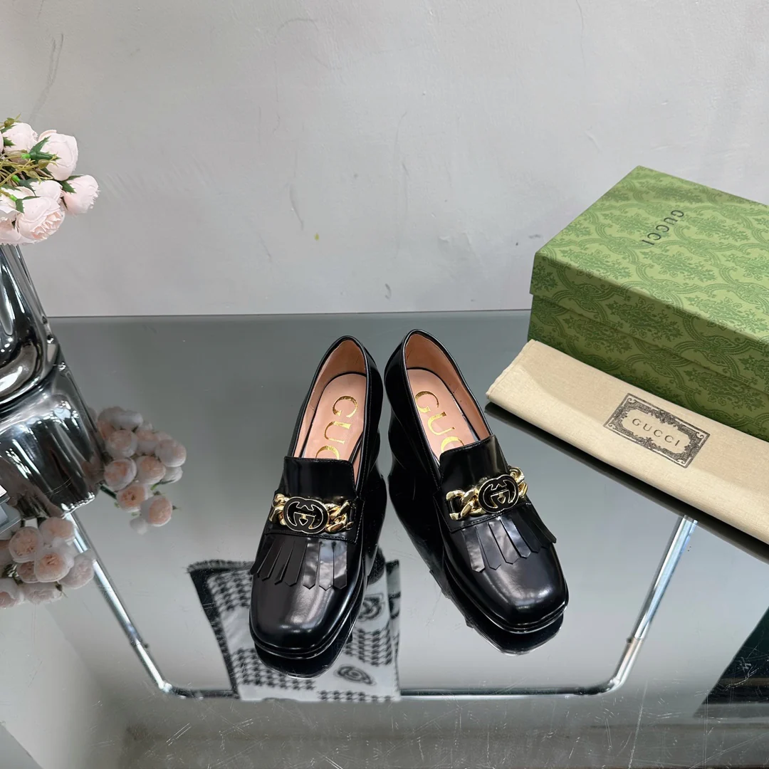 Новинка сезона осень/зима 2023 от Gucci - Лоферы на высоком каблуке - Лакированная кожа, черные