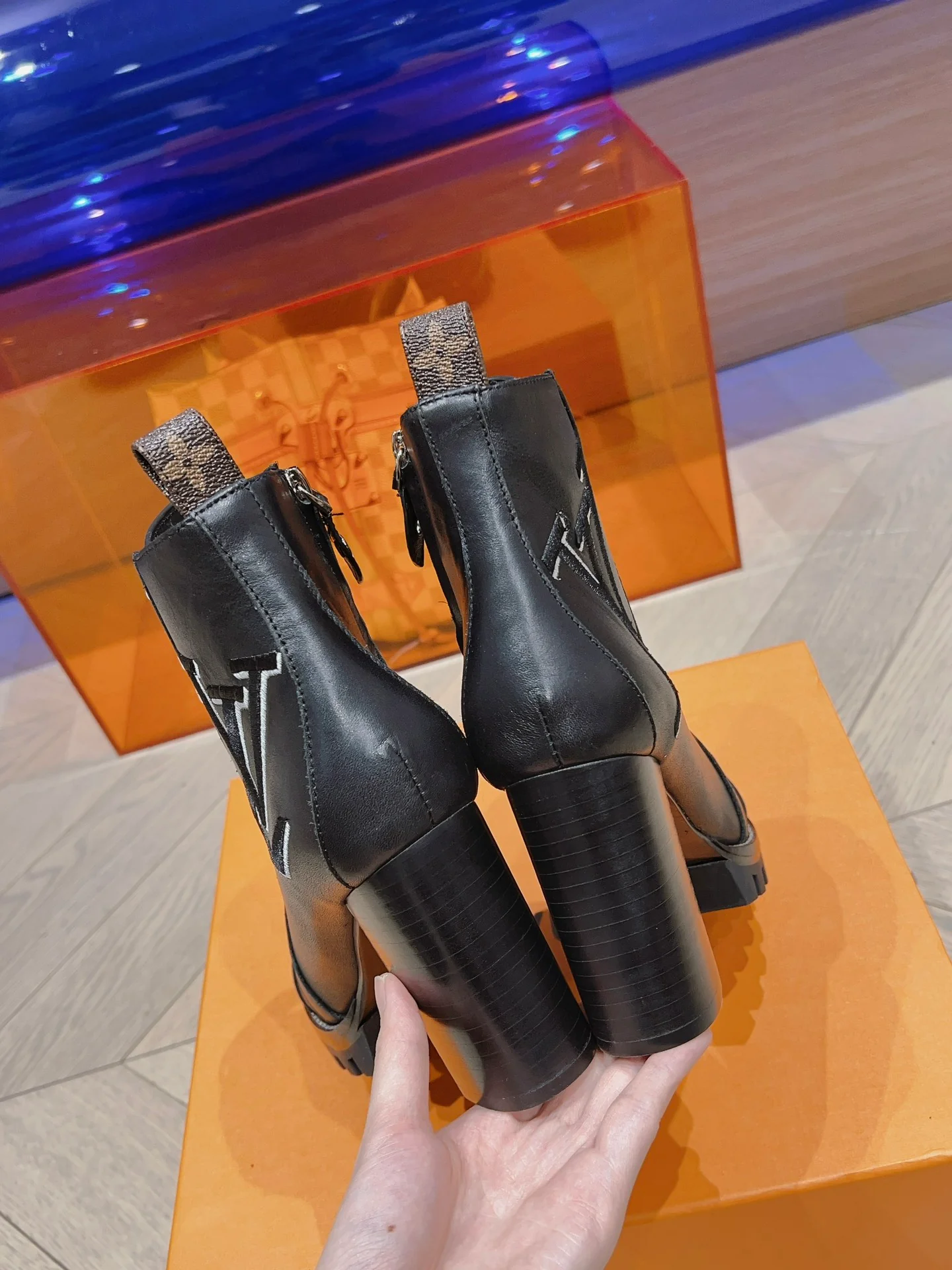 Новинка сезона осень/зима 2023 от LV - Ботильоны на высоком каблуке - Черные