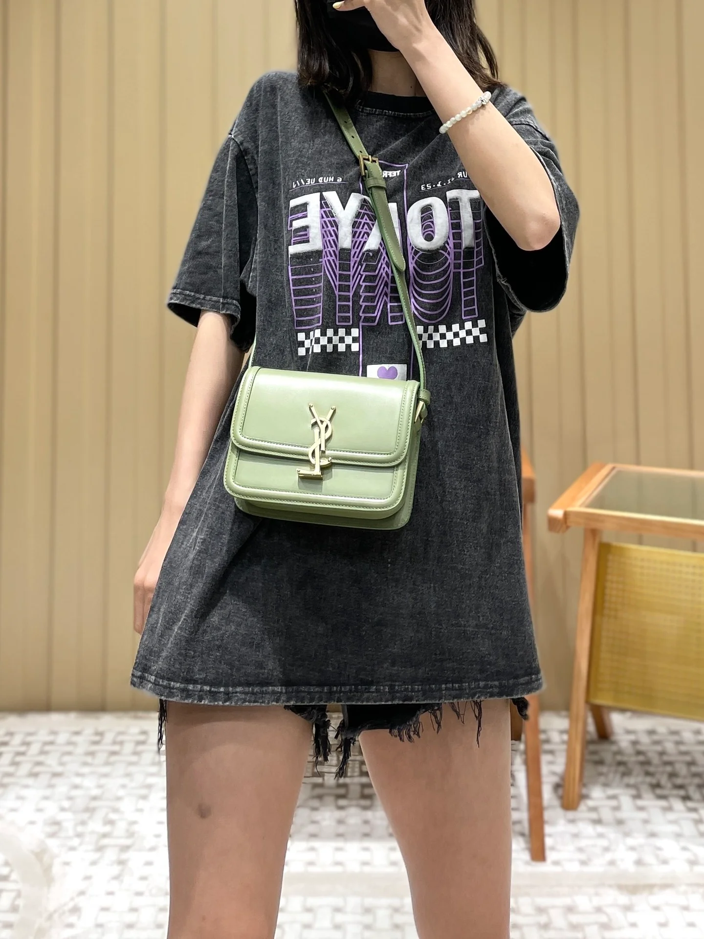 Сумка YSL Solferino Tofu Bag - Цвет авокадо - 18 см - На фото: На мне