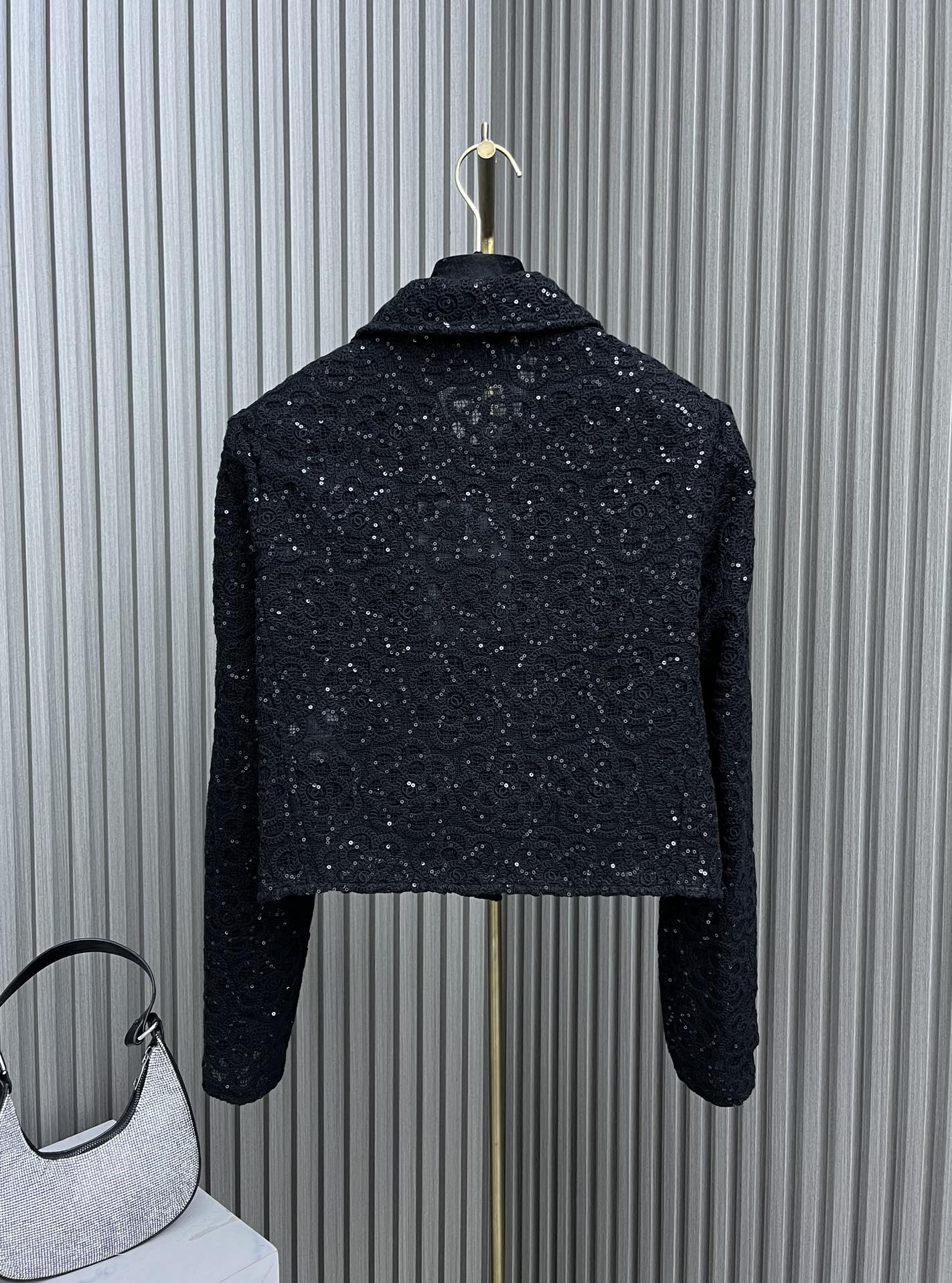 Chanel - Новинка 2403-24: Короткий костюм, расшитый пайетками - Черный