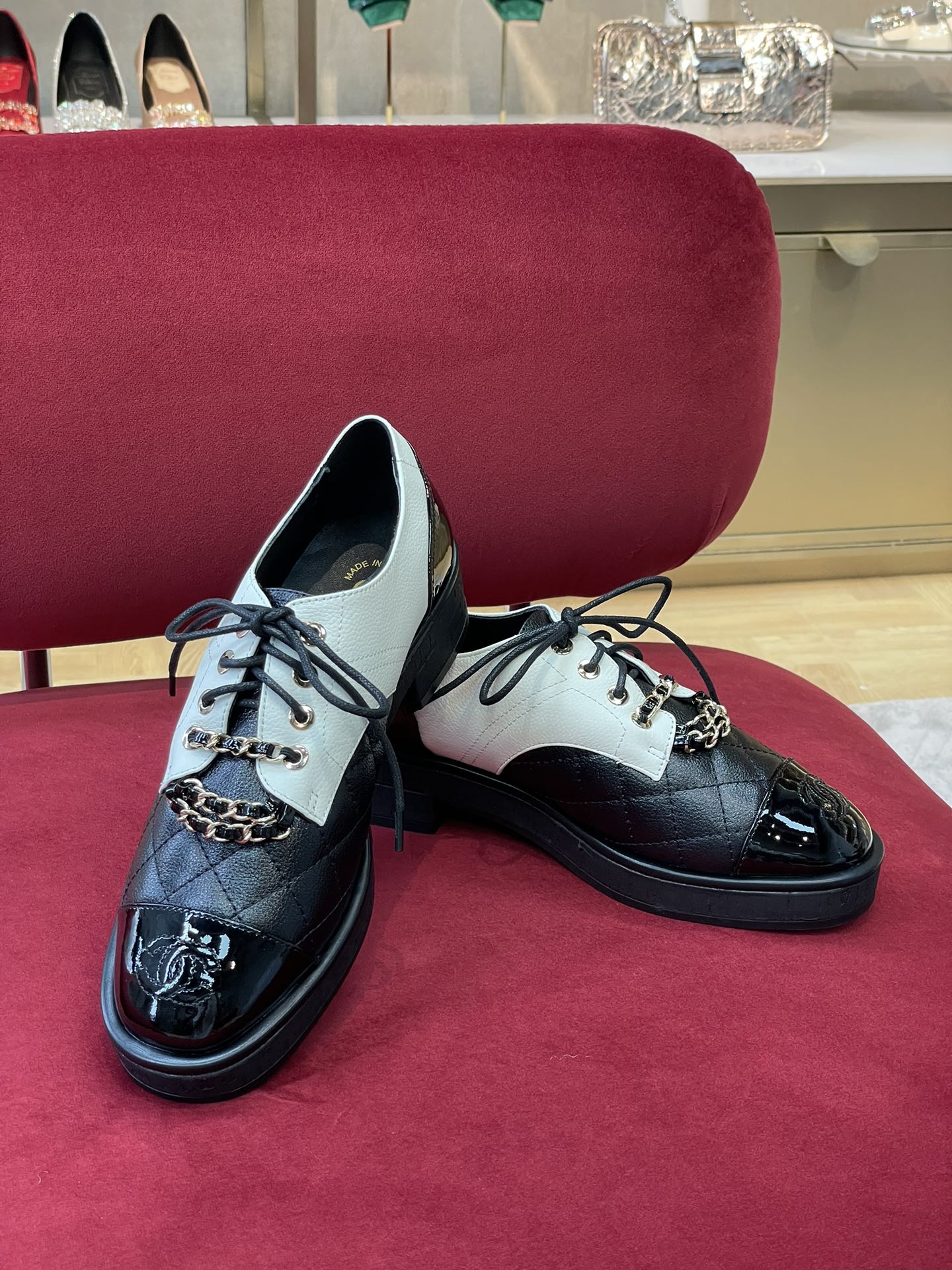 Кожаные туфли Chanel с цепочками — белые и черные