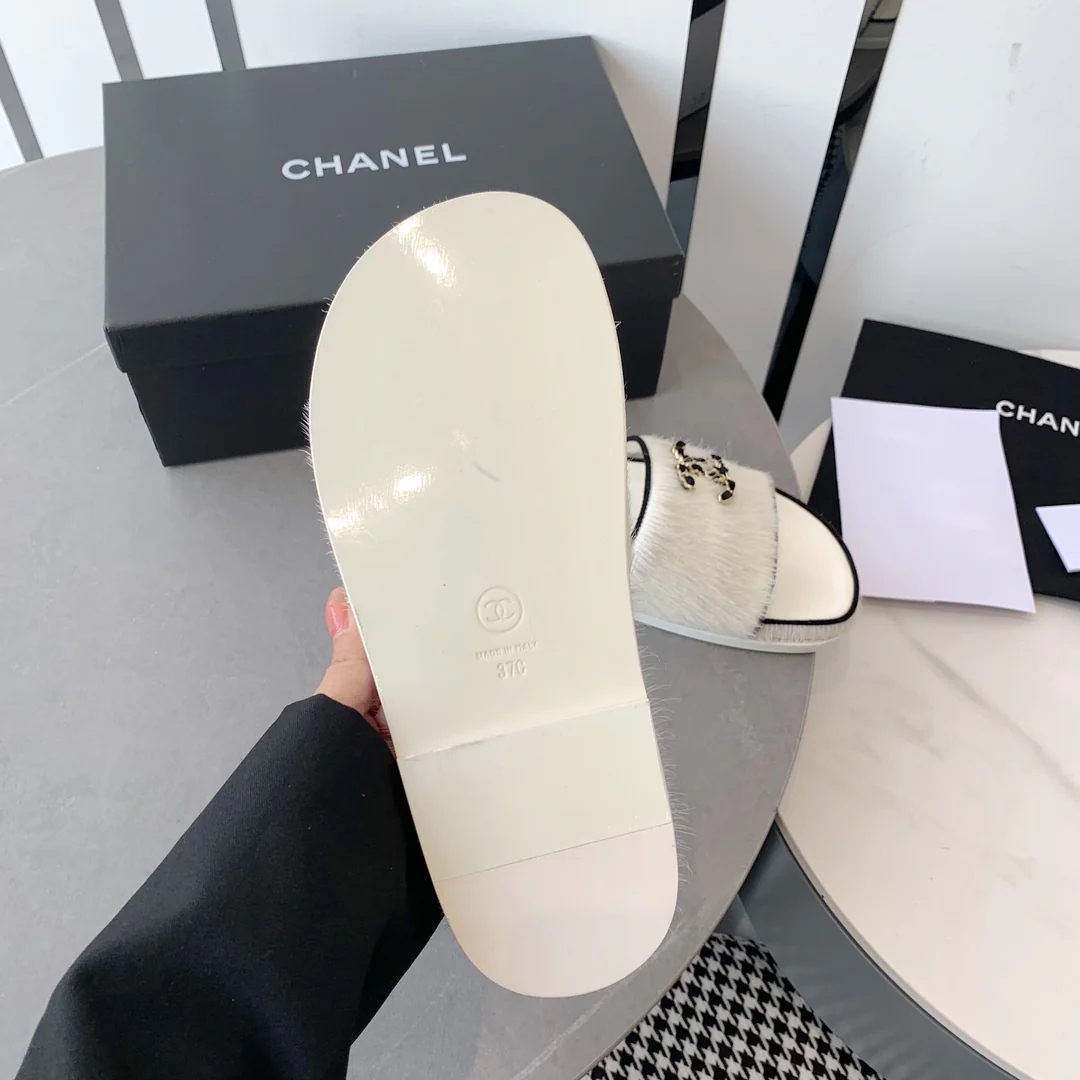 Новинка сезона осень/зима 2022 от Chanel - Тапочки из овечьей шерсти - Белые