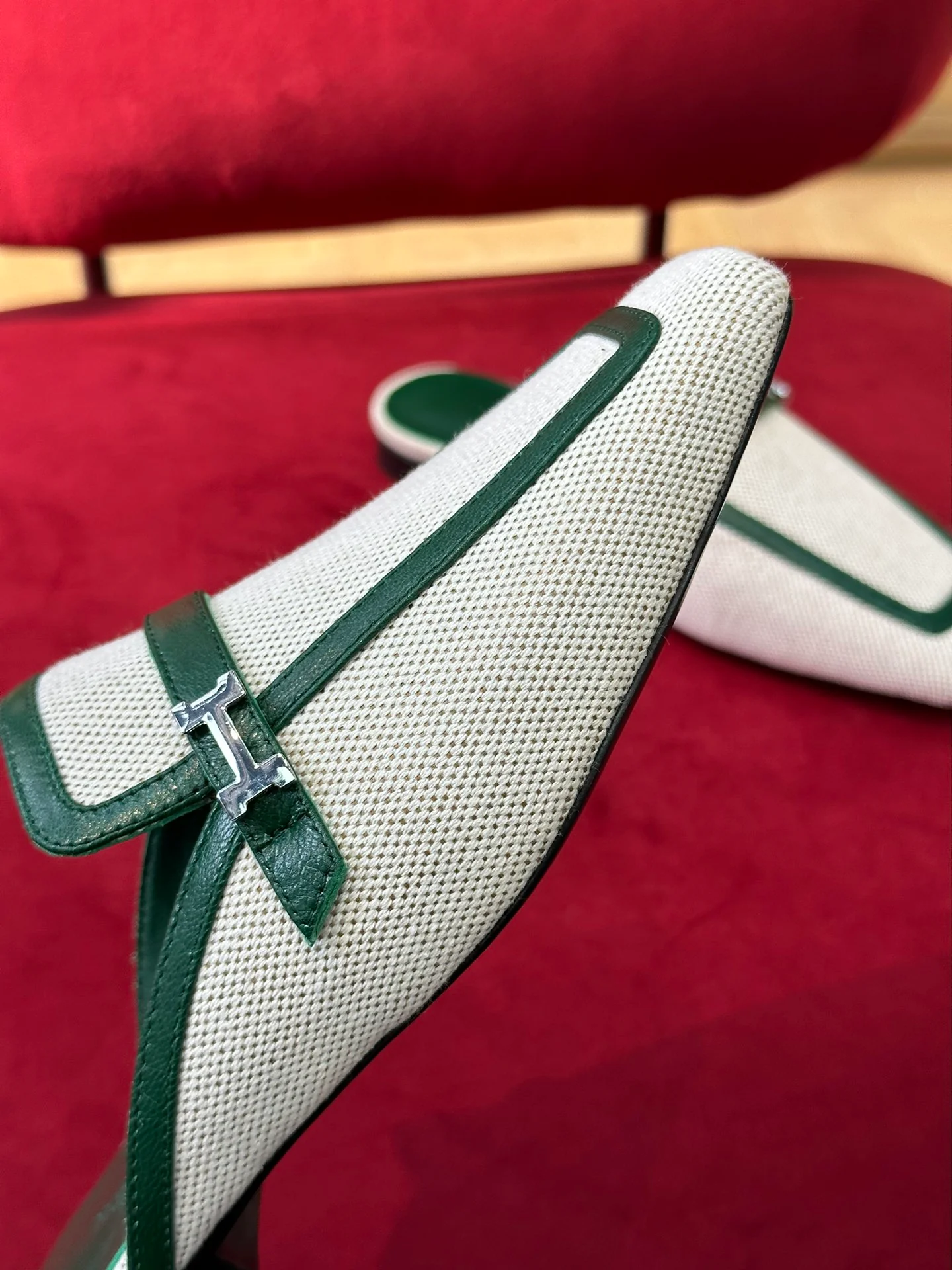 Новинка сезона весна/лето 2023 от Hermes - кожаные тапочки с квадратным носком - белые и зеленые.