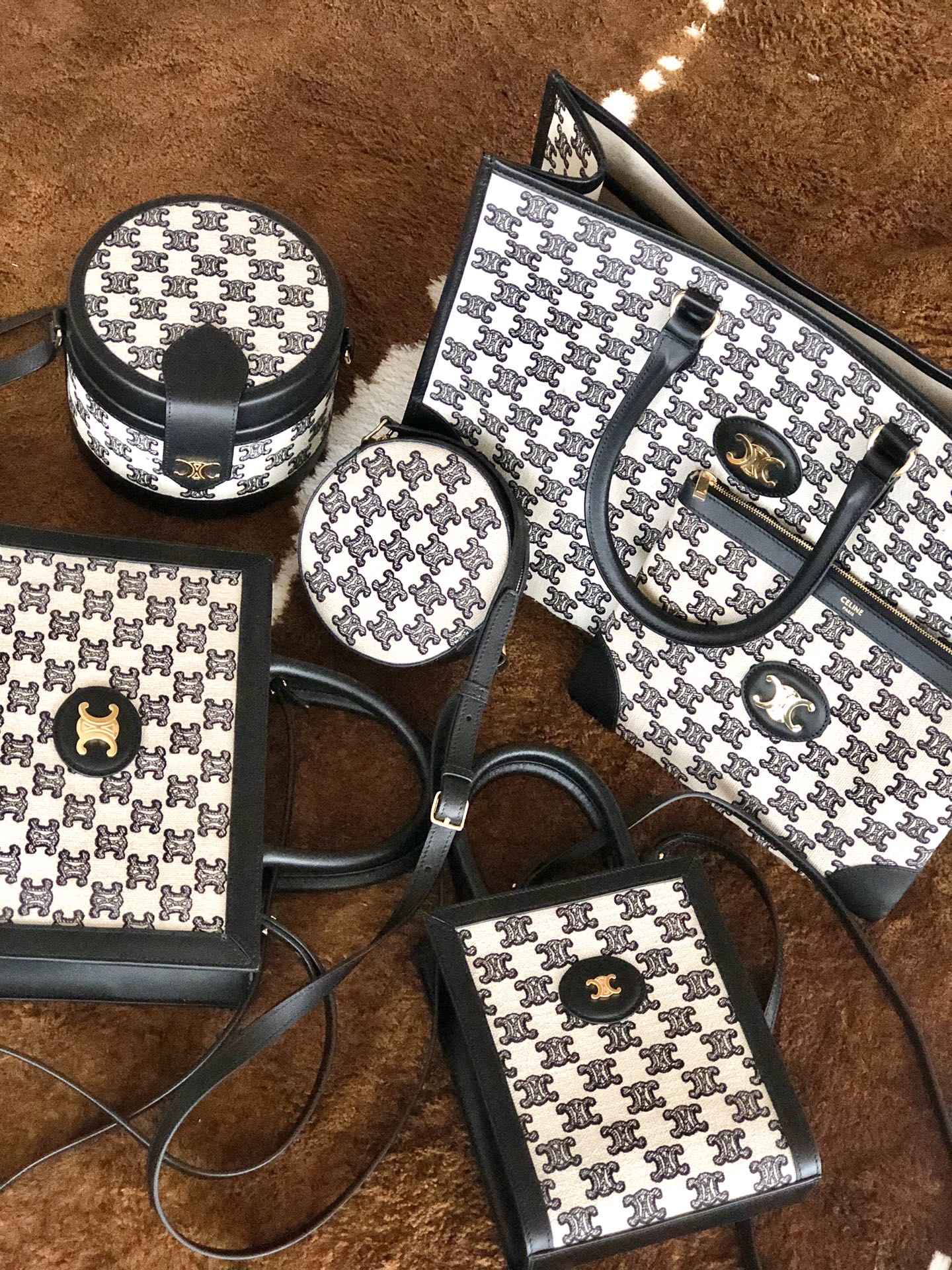 cabas - Миниатюрная вертикальная сумка Triomphe с вышивкой