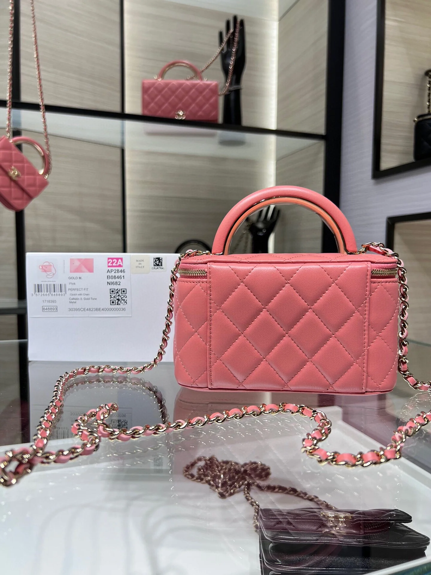 Сумочка для помады Chanel Métiers d'Art 2022 — квадратная, розовая, из овечьей кожи.