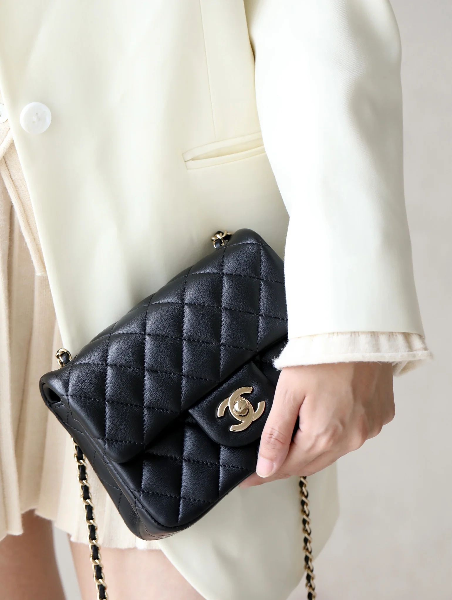 Новые поступления коллекции Chanel весна/лето 2023 — Футбольная серия — Сумка CF — Фотографии в действии