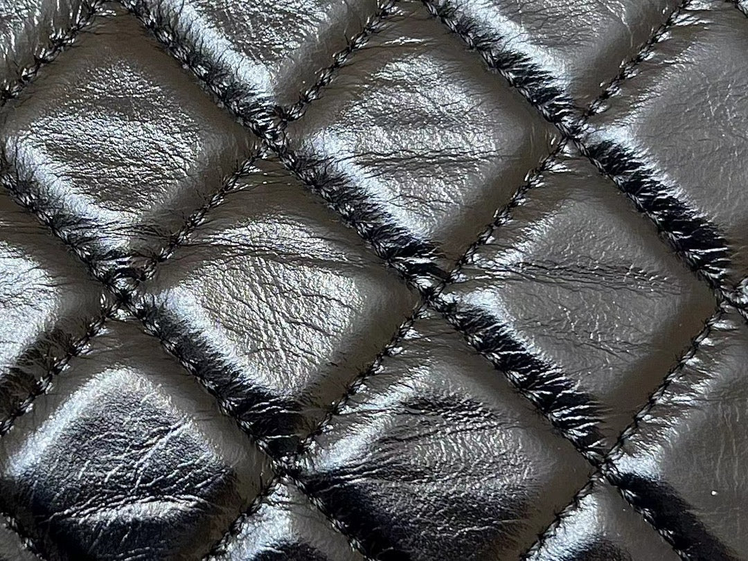 Сумка-хобо Chanel 23c из коллекции ?Ранняя весна? — черная кожа, обработанная маслом.