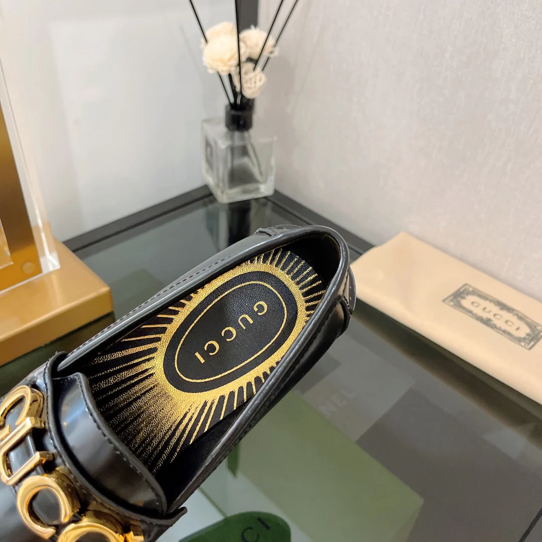 Новинка 2022 года от Gucci - Лоферы с металлической пряжкой в ??виде буквы - 1