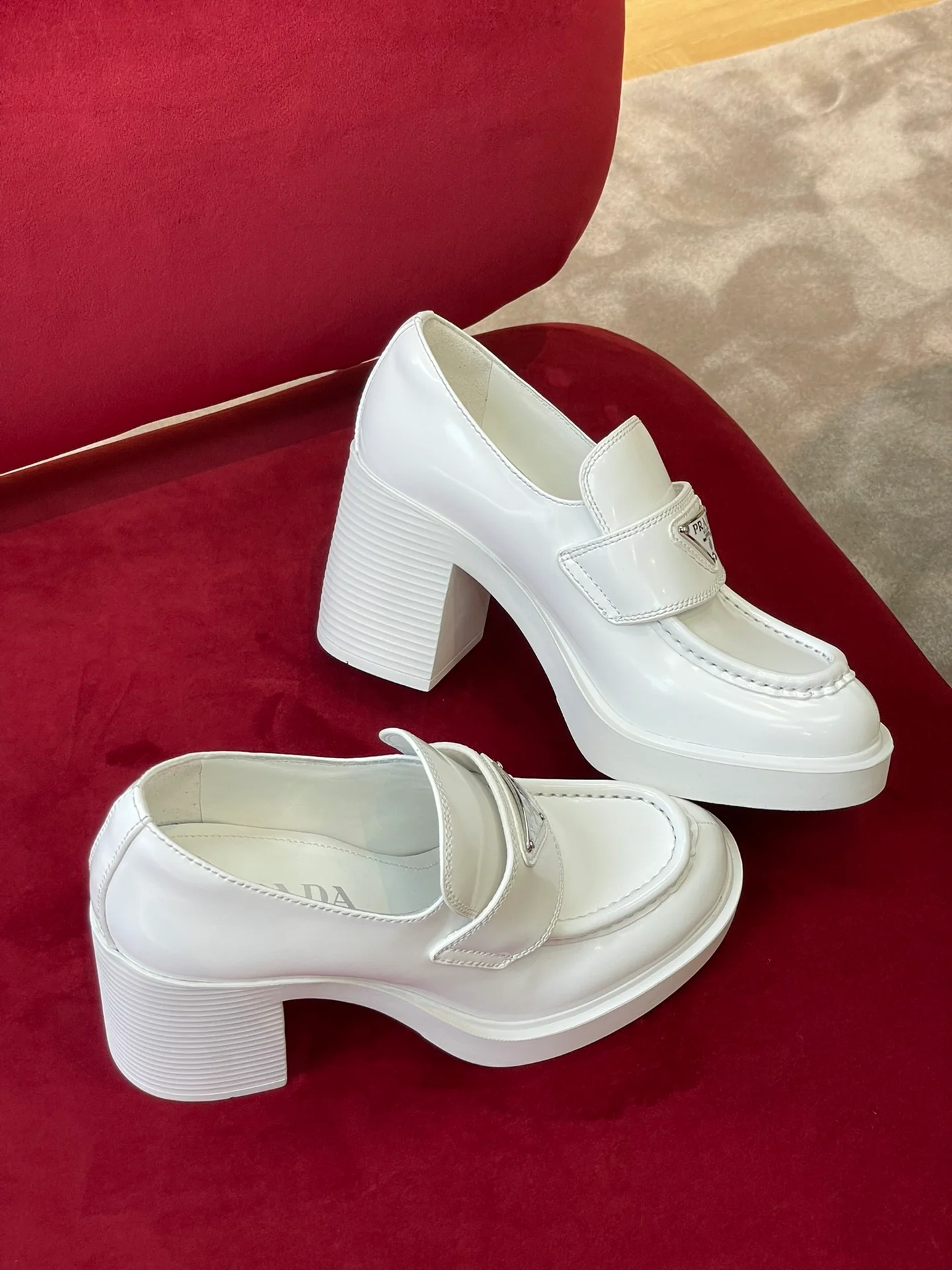 Лоферы Prada 2024, 7-5 см, белые.