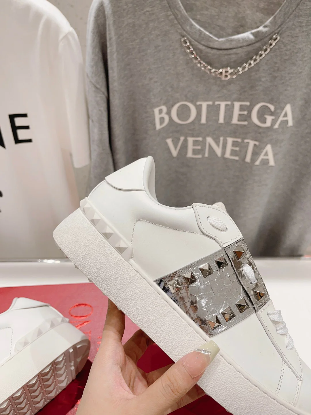 Новинка Valentino 2023 года - Белые повседневные кроссовки - Серебристые