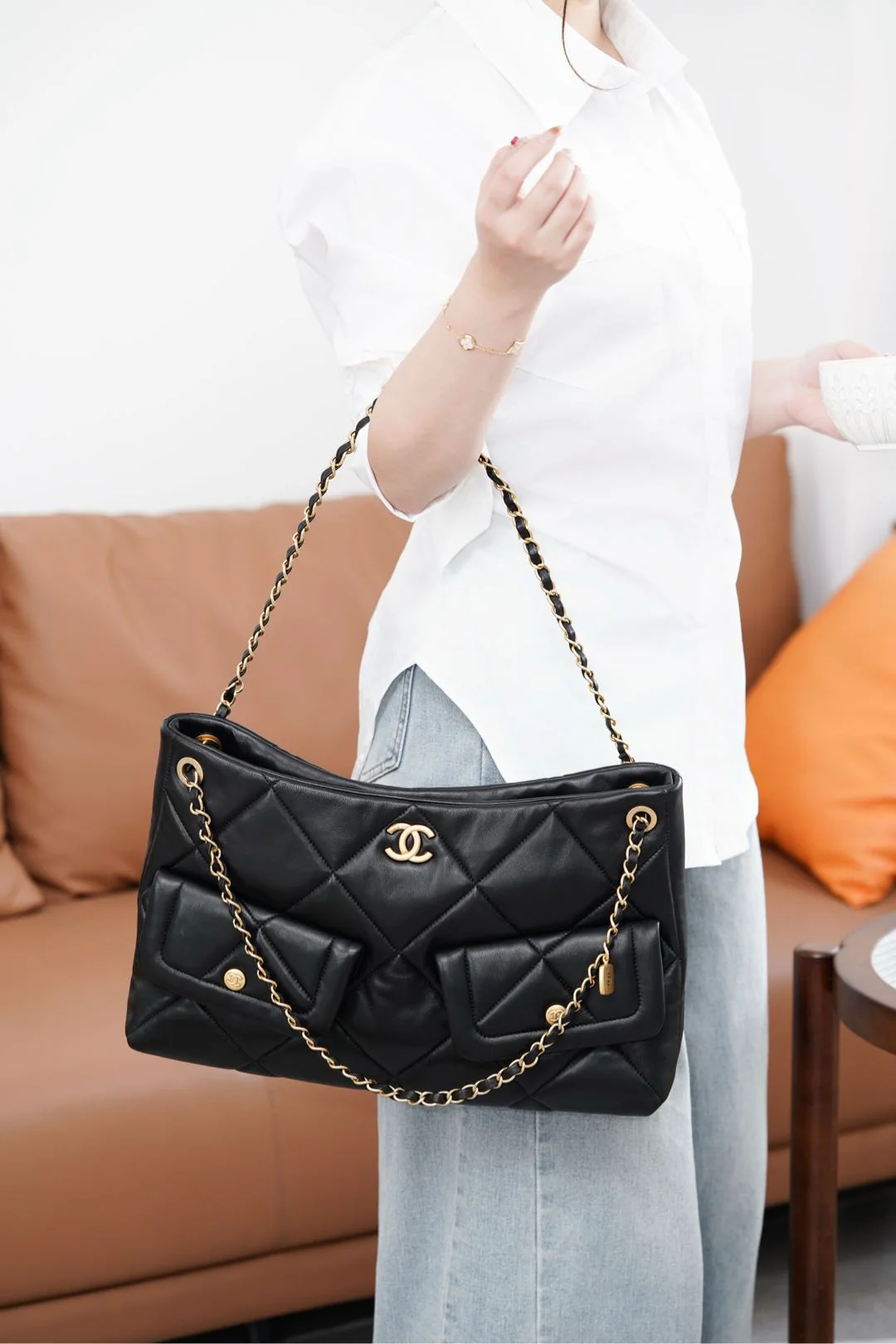 Сумка-хобо Chanel 25k — черная, из овечьей кожи, с золотой фурнитурой.