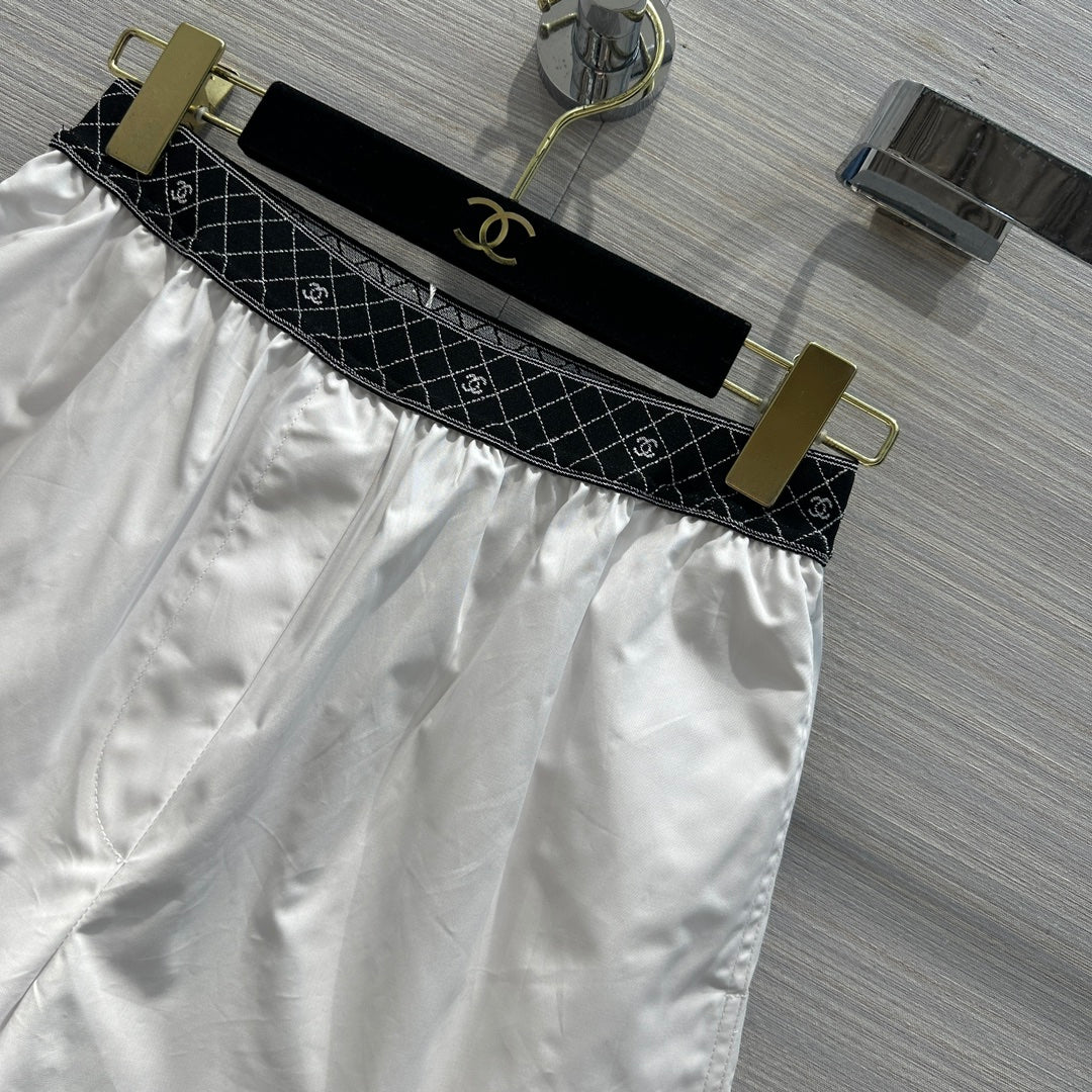 Chanel 2403 - Новинка начала весны: белые шорты Coco с двойным поясом из тесьмы C.