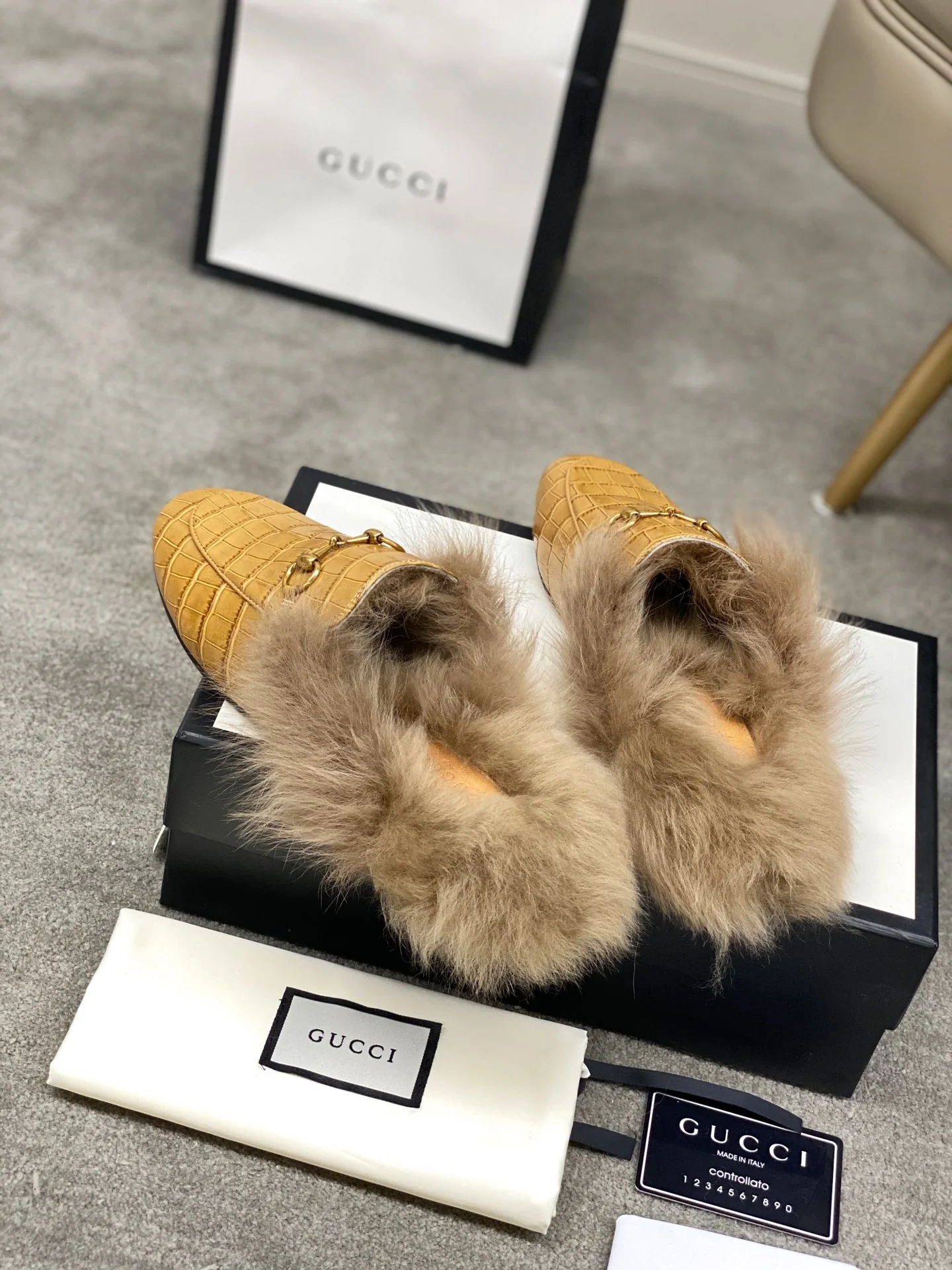 Бутик Gucci 2020 — Последний образ с подиума — Меховые тапочки — Каменный узор