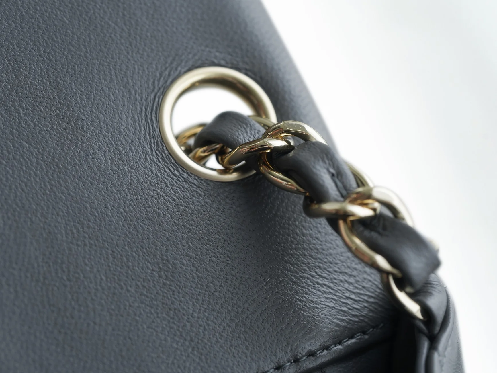 Часы Chanel CF Square Fat Man - 18 см - темно-серые, из овечьей кожи, со светло-золотистой пряжкой.