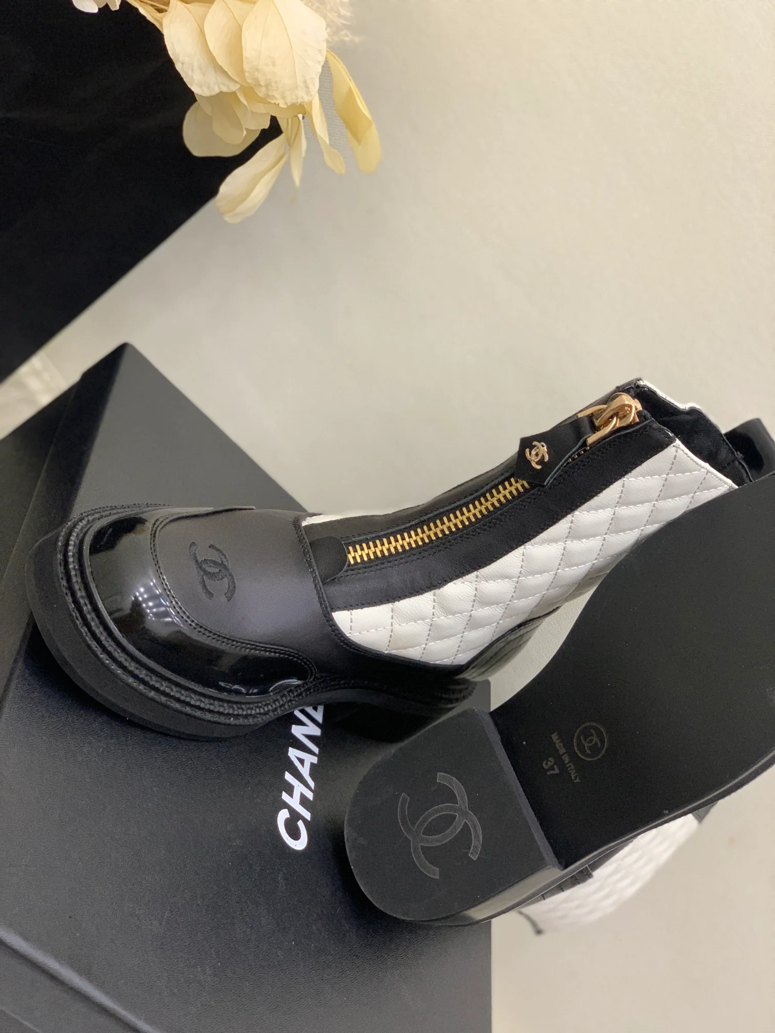 Ботинки средней высоты Chanel из коллекции 2022 года, украшенные бриллиантами - белые.