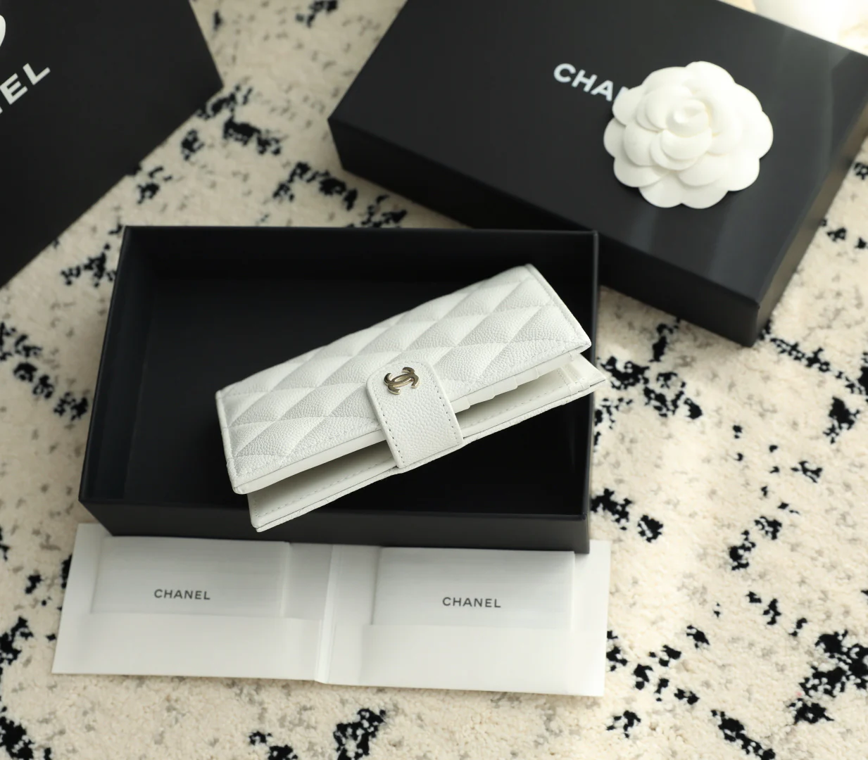 Chanel - телячья кожа 25 карат с пряжкой из белого и светлого золота.