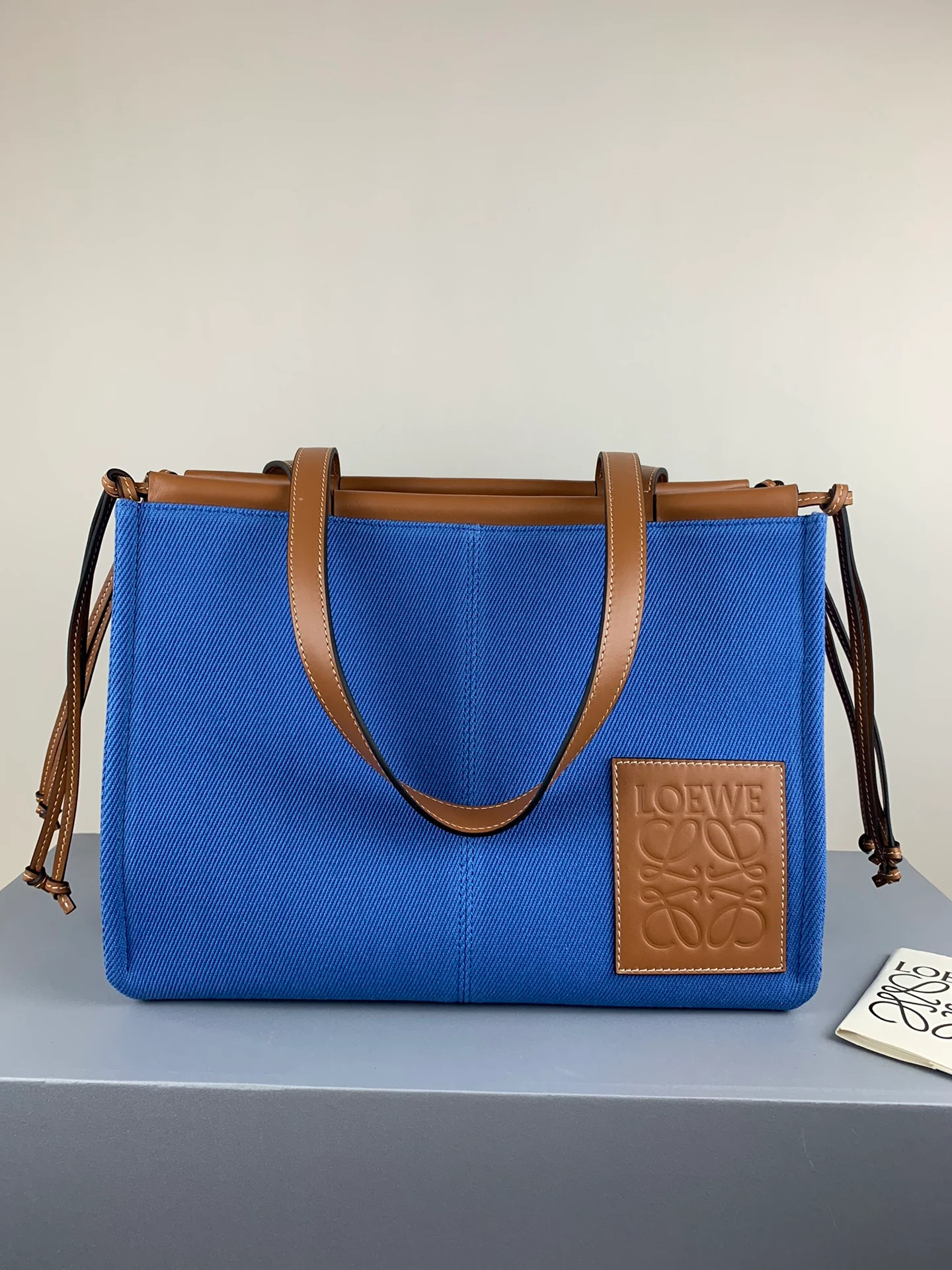 Сумка-тоут Loewe с подушкой, сине-коричневая кожа