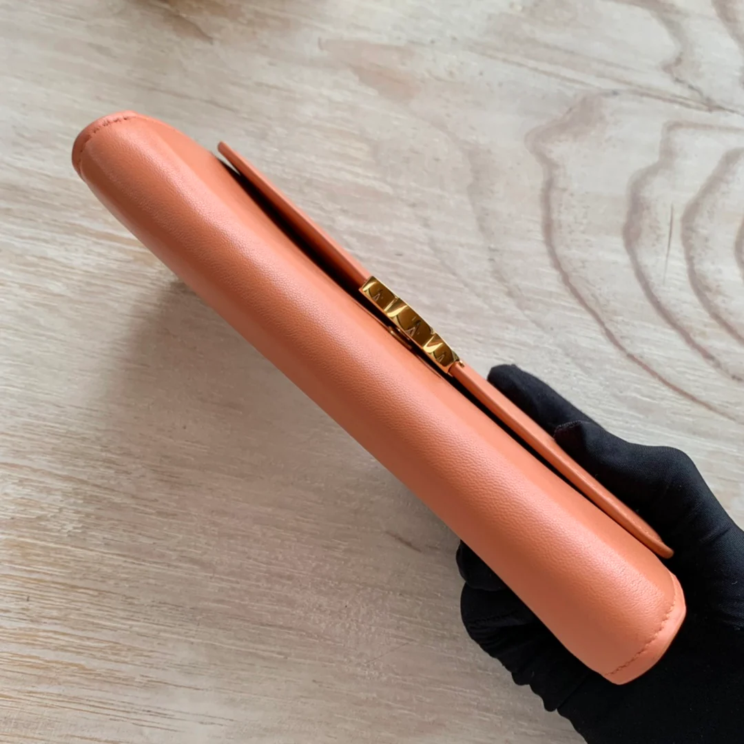 Celine TRIOMPHE 大号亮泽光滑羊皮革翻盖长夹