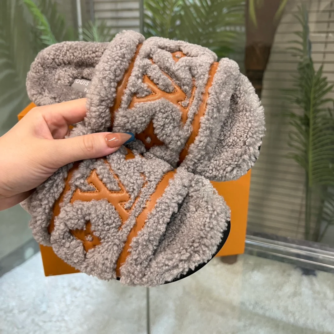 Новинка весны 2022 года от LV - Меховые тапочки - Серые