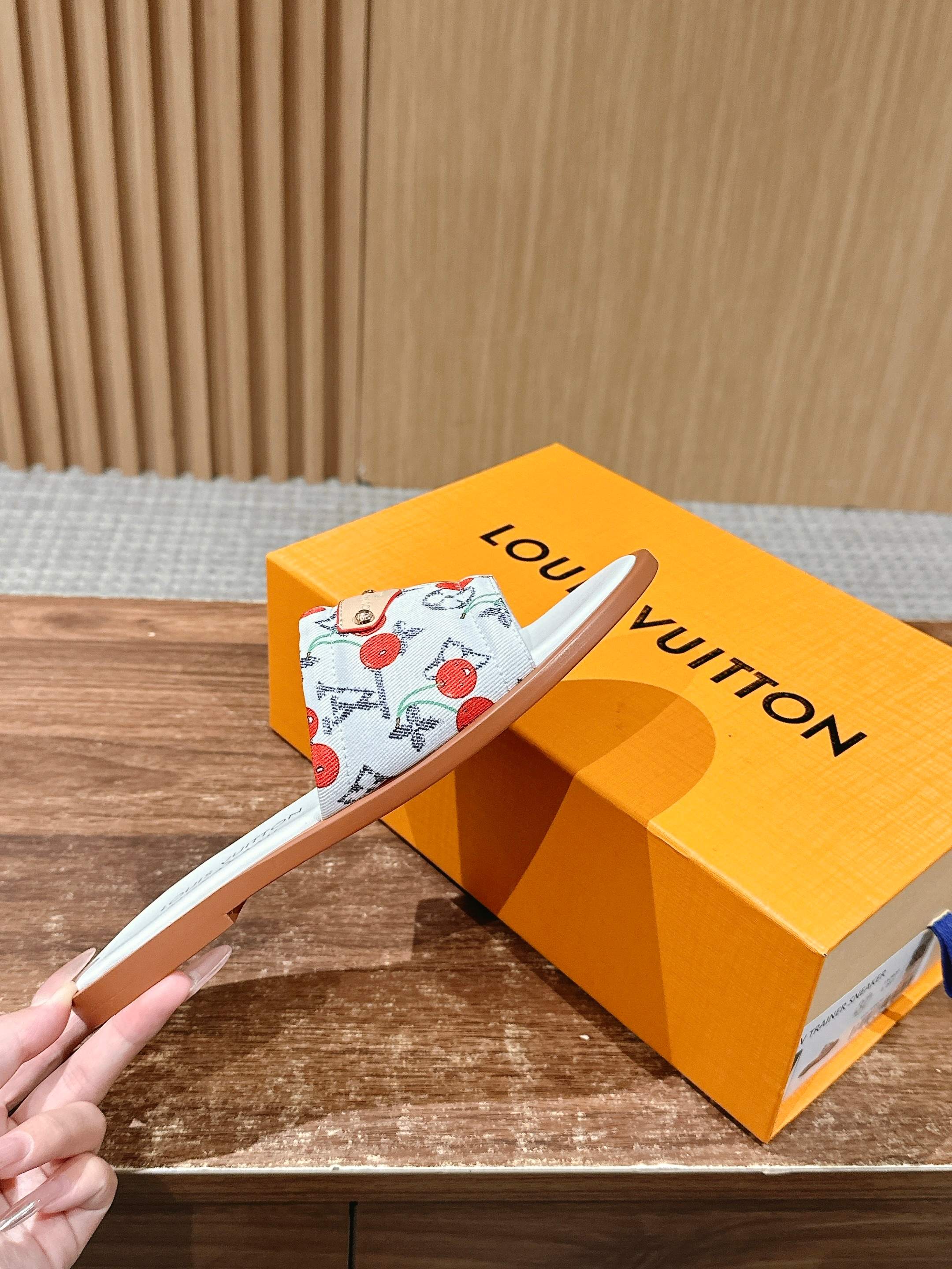 LV - Сандалии на плоской подошве из ретро-серии Такаши Мураками - Белые