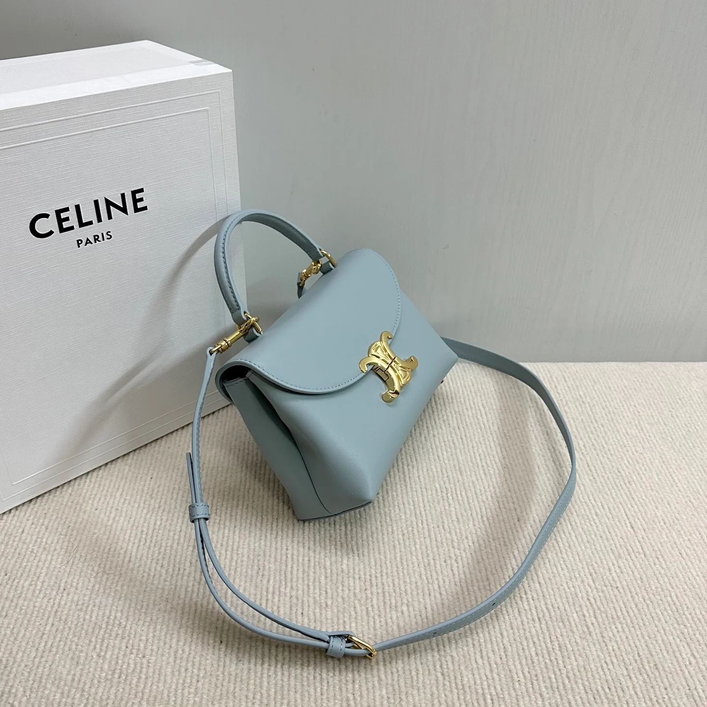 Сумка Celine Arc de Triomphe Kelly с золотой пряжкой, цвет ледяной синий.