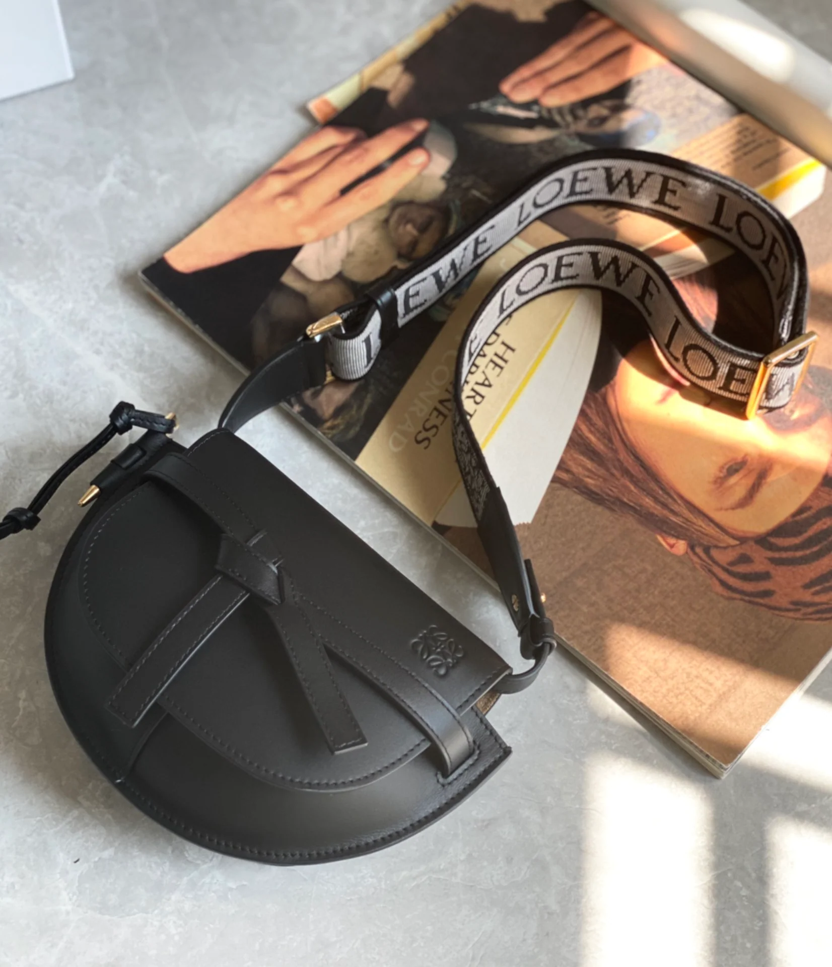 Сумка Loewe Gate Mini 21x125x95 см с широкими плечевыми ремнями и надписью - 2 шт.